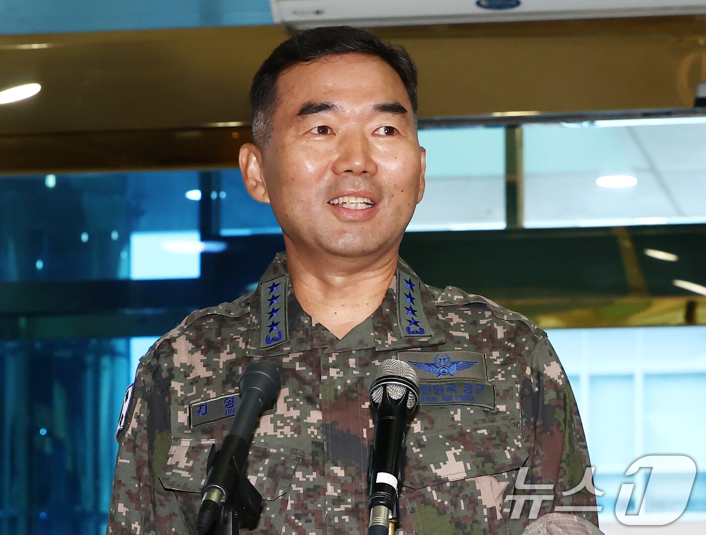 본문 이미지 - 진영승 합참의장 후보자가 4일 오전 서울 용산구 육군회관에 마련된 인사청문회 준비 집무실로 출근하고 있다. 2025.9.4/뉴스1 ⓒ News1 김민지 기자