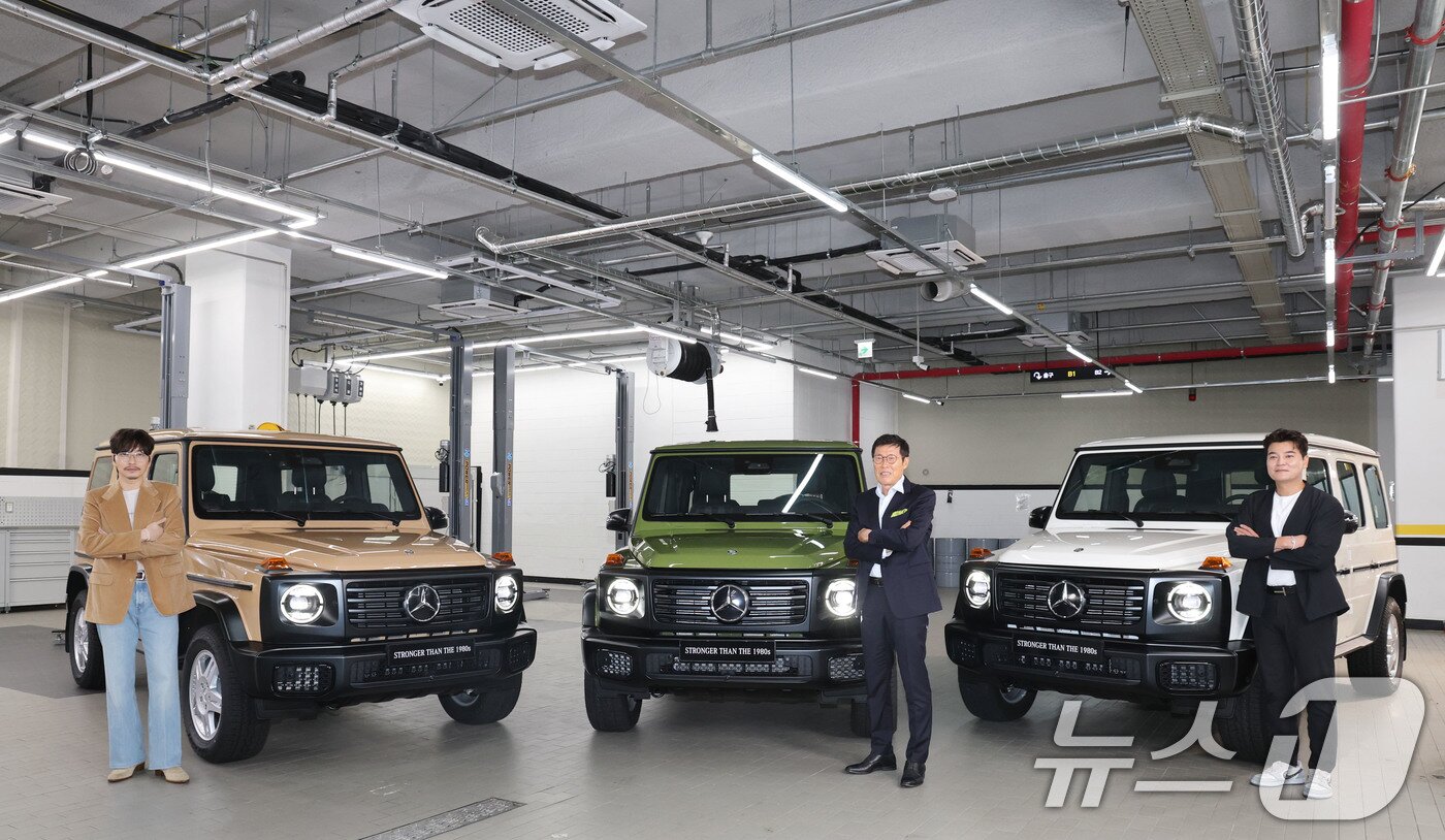 본문 이미지 - 한국 축구의 전설 차범근 전 국가대표팀 감독&#40;가운데&#41;과 추신수 전 프로야구 선수&#40;오른쪽&#41;, 배우 이동휘가 4일 오전 서울 서초구 HS효성더클래스 메르세데스 벤츠 방배 서비스센터에서 열린 &#39;G-클래스 스트롱거 댄 더 1980 에디션&#39; 출시 기념행사에 참석해 포즈를 취하고 있다. 2025.9.4/뉴스1 ⓒ News1 이광호 기자