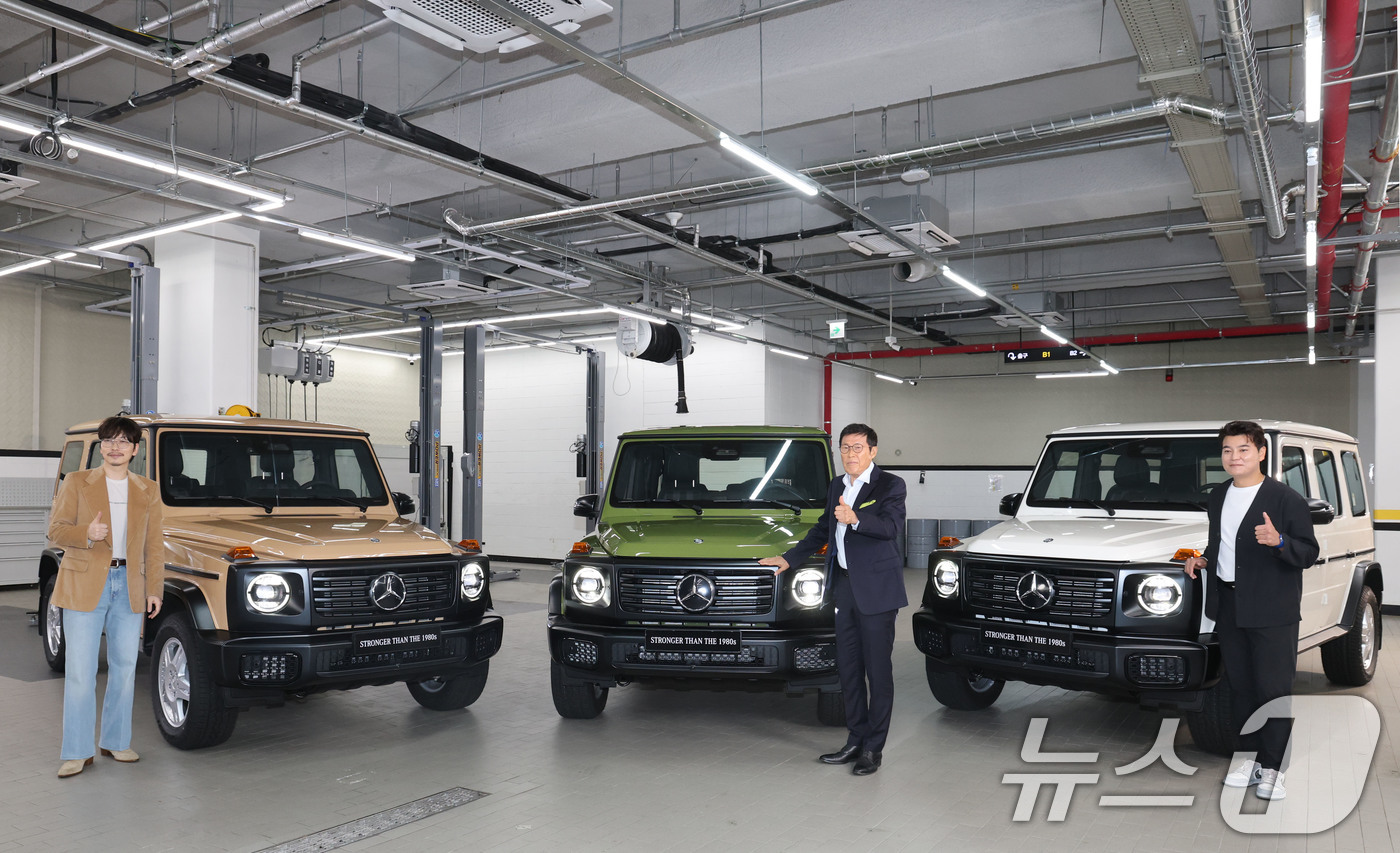 (서울=뉴스1) 이광호 기자 = 한국 축구의 전설 차범근 전 국가대표팀 감독(가운데)과 추신수 전 프로야구 선수(오른쪽), 배우 이동휘가 4일 오전 서울 서초구 HS효성더클래스 메 …