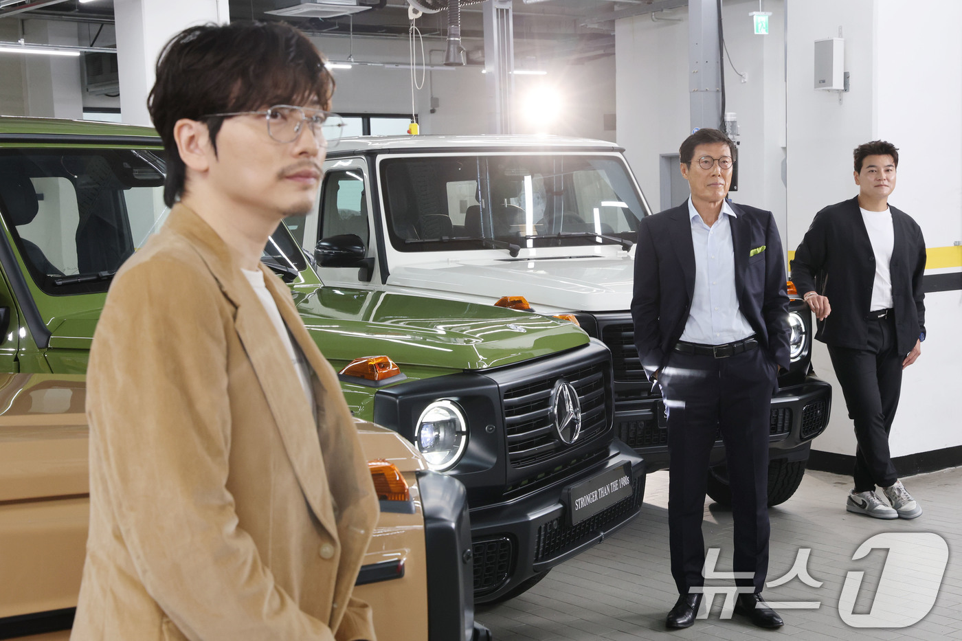 (서울=뉴스1) 이광호 기자 = 한국 축구의 전설 차범근 전 국가대표팀 감독(가운데)과 추신수 전 프로야구 선수(오른쪽), 배우 이동휘가 4일 오전 서울 서초구 HS효성더클래스 메 …