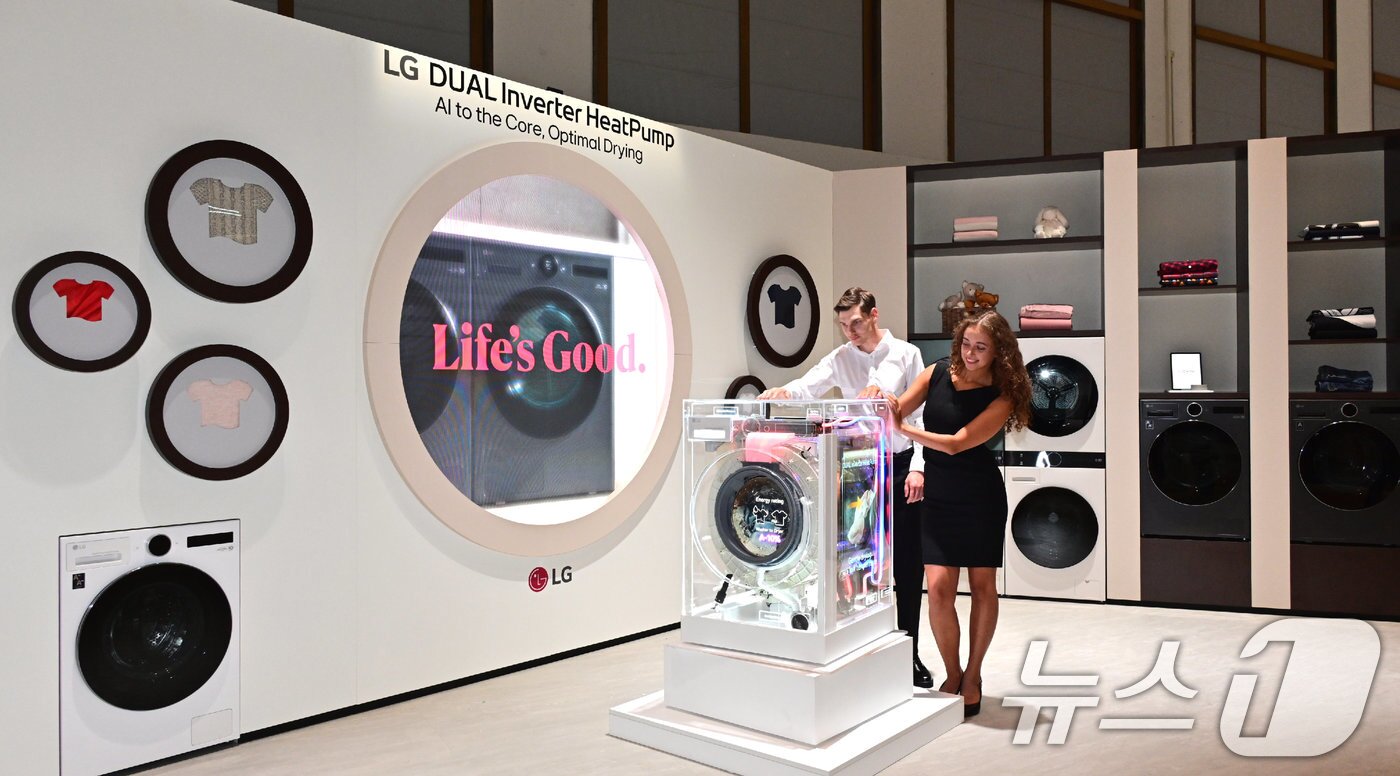 본문 이미지 - LG전자가 오는 5일부터&#40;현지시간&#41; 독일 베를린에서 열리는 유럽 최대 가전 전시회 &#39;IFA 2025&#39;에 참가한다고 4일 밝혔다. 모델이 전시관 내 ‘AI 코어테크 존‘에서 LG의 듀얼 인버터 히트펌프 기술력을 소개하는 미디어월과 복합형 세탁건조기 ‘워시콤보’의 내부구동 원리가 보이도록 특수 제작된 전시품을 선보이고 있다. &#40;LG전자 제공. 재판매 및 DB 금지&#41; 2025.9.4/뉴스1