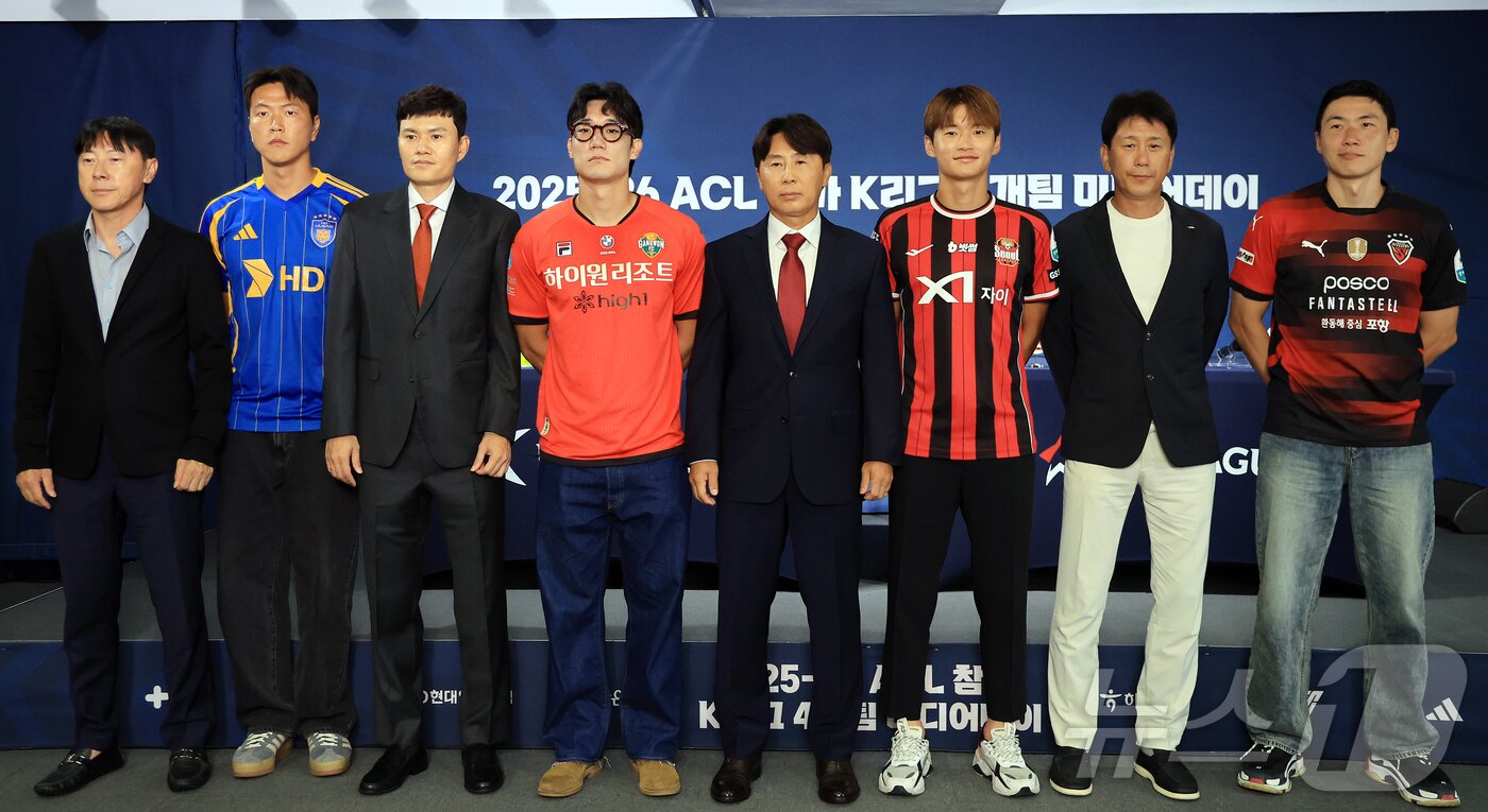 본문 이미지 - 신태용 울산HD 감독&#40;왼쪽부터&#41;, 울산HD 김영권, 정경호 강원FC 감독, 강원FC 이유현, 김기동 FC서울 감독, FC서울 김진수, 박태하 포항스틸러스 감독, 포항스틸러스 김인성이 4일 오전 서울 종로구 신문로 축구회관에서 열린 ‘2025-26 ACL 참가 K리그 4개팀 미디어데이’에 참석해 기념 촬영을 하고 있다. 2025.9.4/뉴스1 ⓒ News1 김진환 기자