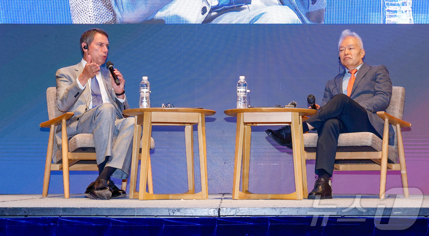 (서울=뉴스1) 안은나 기자 = 네이턴 로젠버그 인시그니엄 공동창업자 겸 대표와 백용호 GK인사이츠 이사장이 4일 오전 서울 중구 웨스틴 조선 서울에서 열린 글로벌코리아인사이츠(G …