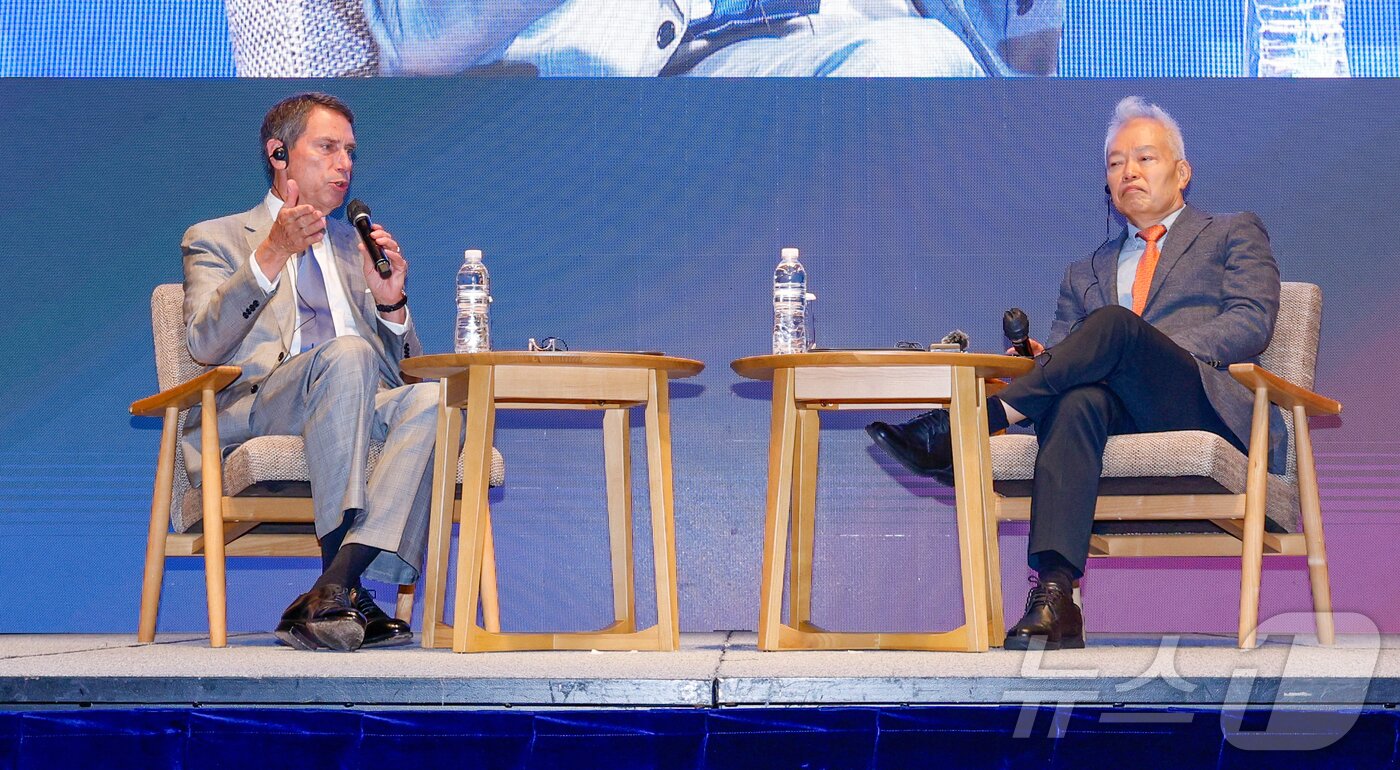 본문 이미지 - 네이턴 로젠버그 인시그니엄 공동창업자 겸 대표&#40;왼쪽&#41;와 백용호 GK인사이츠 이사장이 4일 오전 서울 중구 웨스틴 조선 서울에서 열린 글로벌코리아 인사이츠&#40;GK인사이츠&#41;·머니투데이 주최 &#39;글로벌코리아 인사이츠 포럼&#39;에서 &#39;기업문화의 글로벌화&#39;를 주제로 대담을 나누고 있다. 2025.9.4/뉴스1 ⓒ News1 안은나 기자