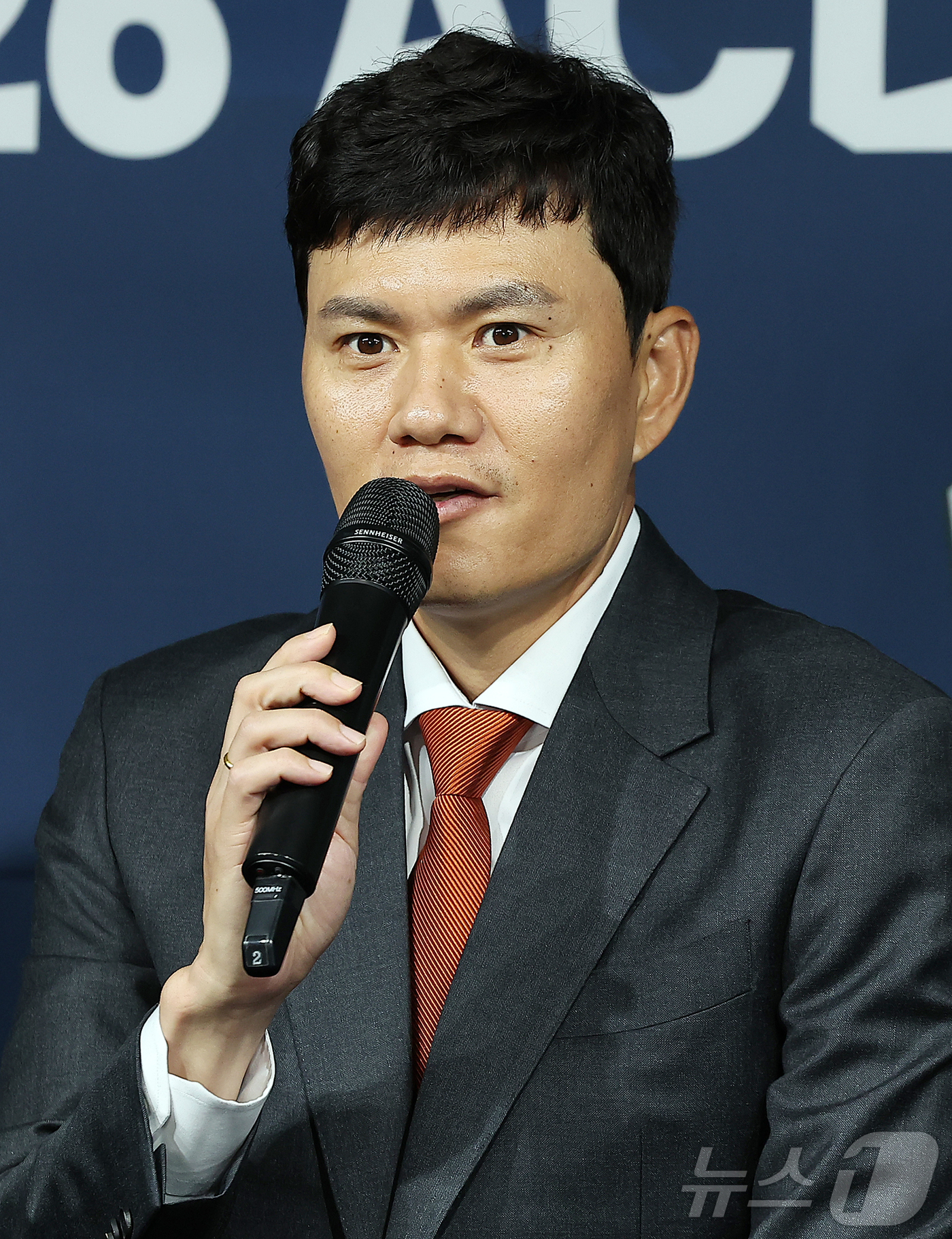 (서울=뉴스1) 김진환 기자 = 정경호 강원FC 감독이 4일 오전 서울 종로구 신문로 축구회관에서 열린 ‘2025-26 ACL 참가 K리그 4개팀 미디어데이’에 참석해 취재진 질문 …