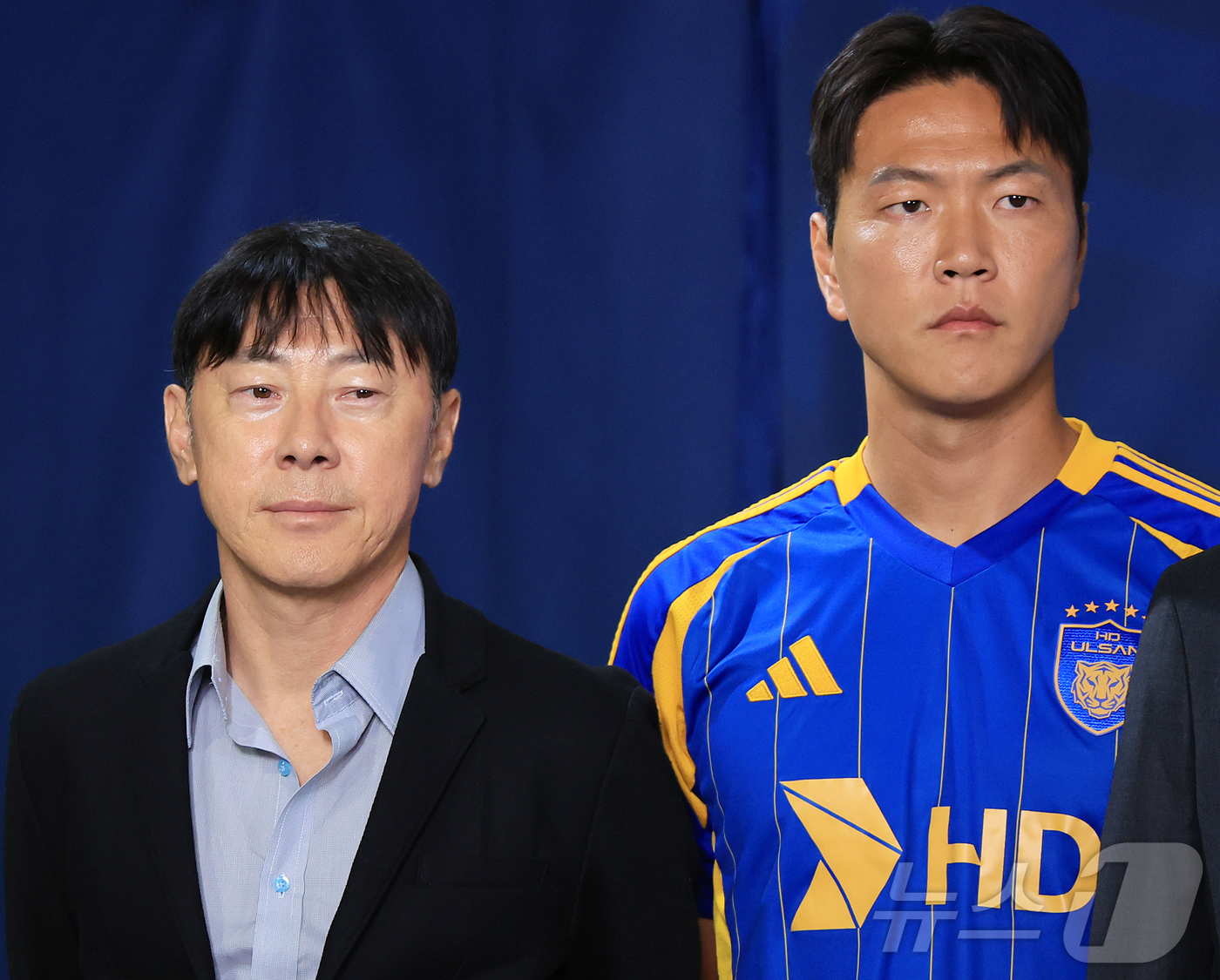 (서울=뉴스1) 김진환 기자 = 신태용 울산HD 감독과 김영권(오른쪽)이 4일 오전 서울 종로구 신문로 축구회관에서 열린 ‘2025-26 ACL 참가 K리그 4개팀 미디어데이’에 …