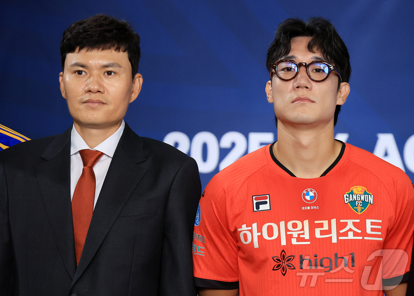 (서울=뉴스1) 김진환 기자 = 정경호 강원FC 감독과 이유현(오른쪽)이 4일 오전 서울 종로구 신문로 축구회관에서 열린 ‘2025-26 ACL 참가 K리그 4개팀 미디어데이’에 …