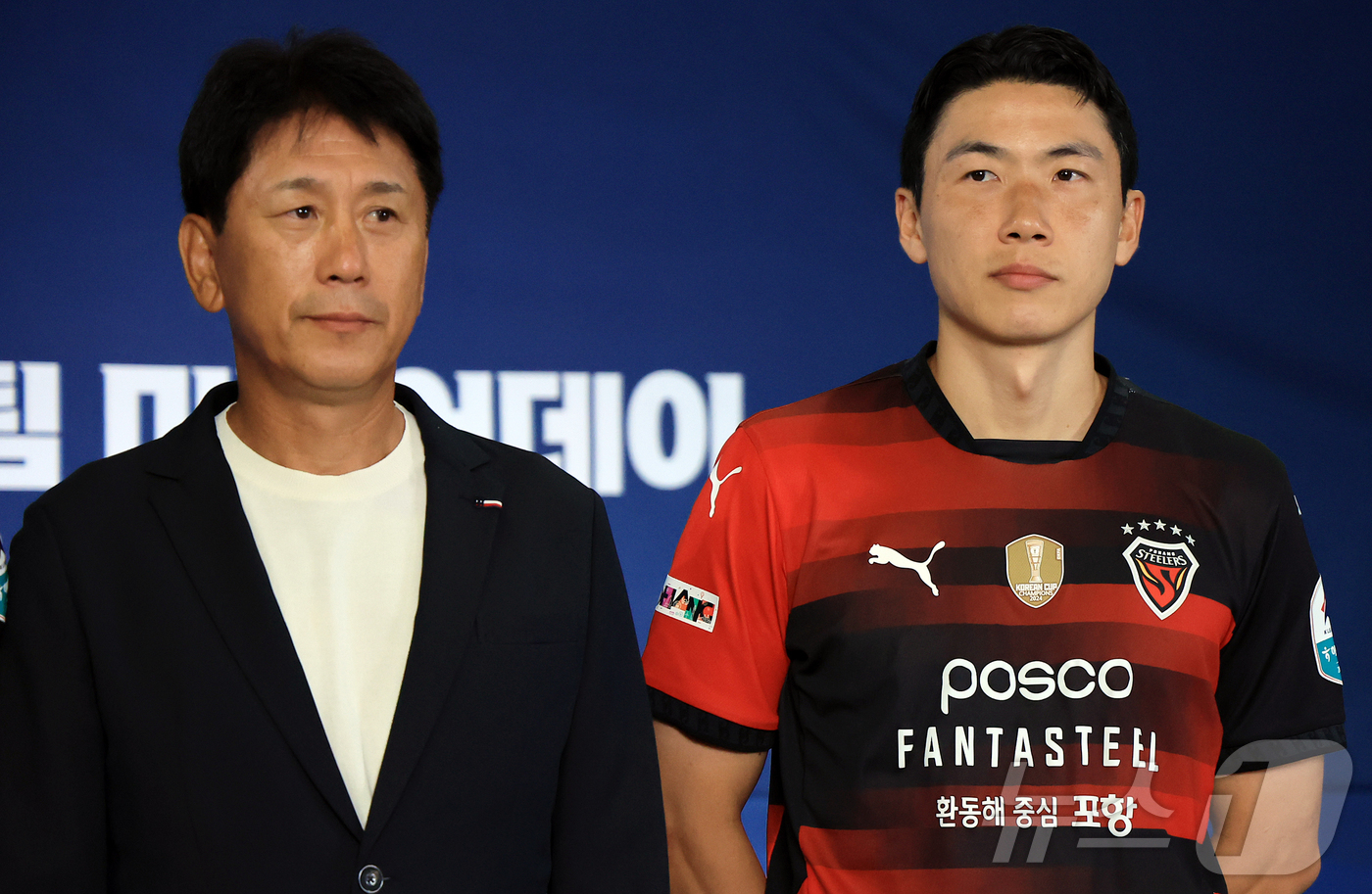 (서울=뉴스1) 김진환 기자 = 박태하 포항스틸러스 감독과 김인성(오른쪽)이 4일 오전 서울 종로구 신문로 축구회관에서 열린 ‘2025-26 ACL 참가 K리그 4개팀 미디어데이’ …