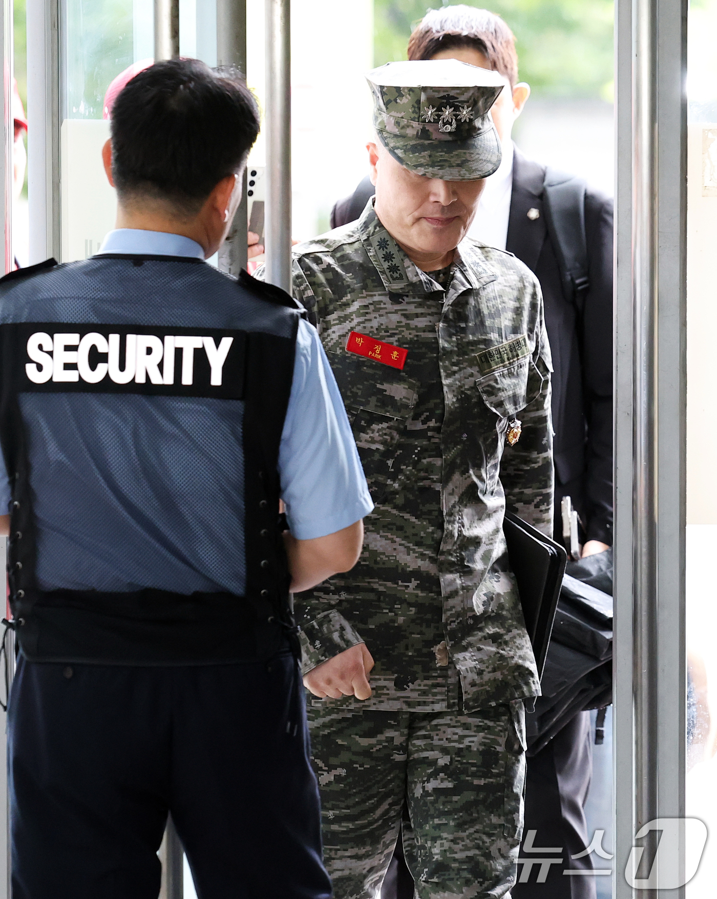 (서울=뉴스1) 오대일 기자 = 박정훈 해병대 수사단장이 4일 오전 서울 서초구 '순직 해병 특검'(이명현 특별검사) 사무실에서 참고인 조사를 받기 위해 출석하고 있다.  2025 …