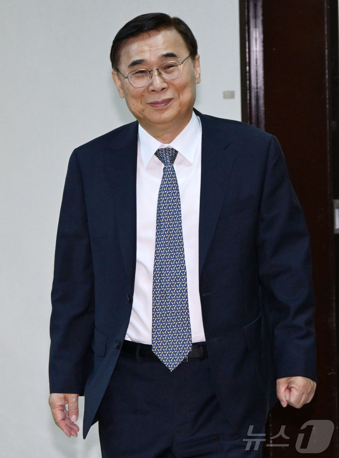 (서울=뉴스1) 유승관 기자 = 이종석 국가정보원장이 4일 서울 여의도 국회에서 열린 정보위원회 전체회의에서 회의장으로 이동하고 있다.  (공동취재) 2025.9.4/뉴스1