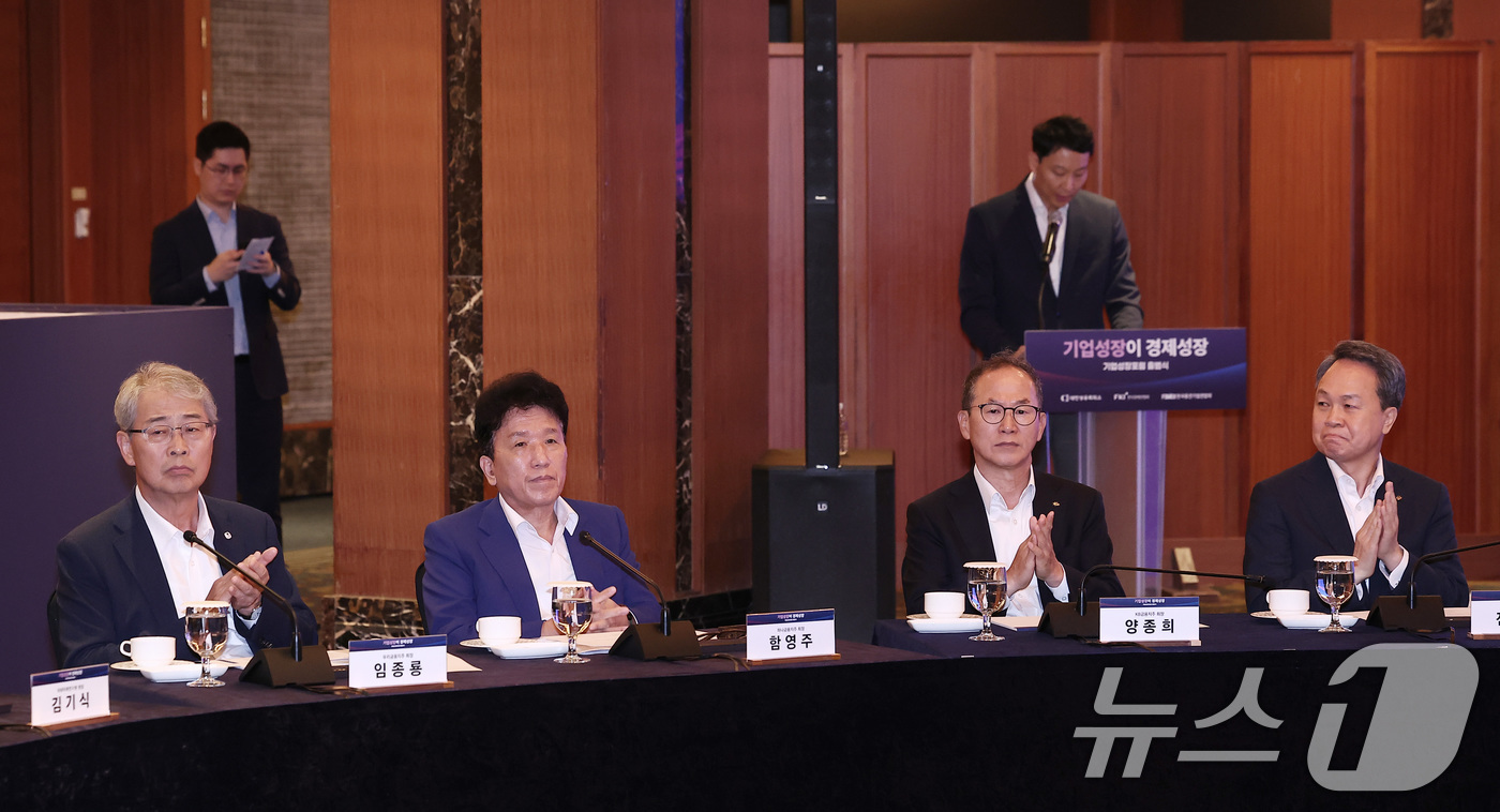 (서울=뉴스1) 김성진 기자 = 임종룡 우리금융지주 회장(왼쪽부터), 함영주 하나금융지주 회장, 양종희 KB금융지주 회장, 진옥동 신한금융지주 회장이 4일 오전 서울 중구 소공동 …