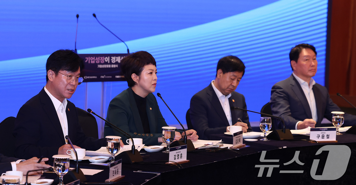 (서울=뉴스1) 김성진 기자 = 김영훈 고용노동부 장관이 4일 오전 서울 중구 소공동 롯데호텔에서 열린 대한상의 기업성장포럼 출범식에서 모두발언을 하고 있다. 2025.9.4/뉴스 …