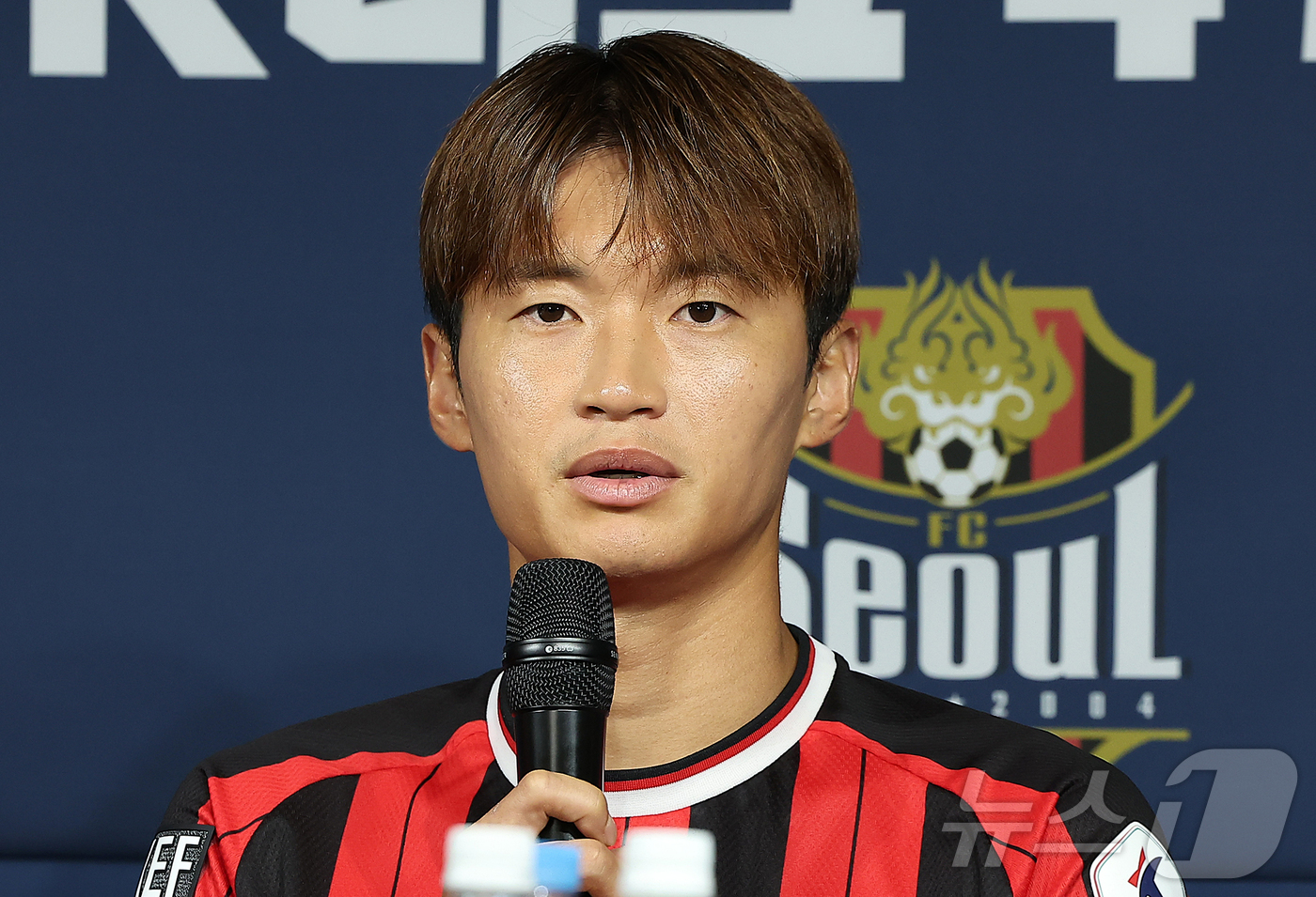 (서울=뉴스1) 김진환 기자 = FC서울 김진수가 4일 오전 서울 종로구 신문로 축구회관에서 열린 ‘2025-26 ACL 참가 K리그 4개팀 미디어데이’에 참석해 취재진 질문에 답 …