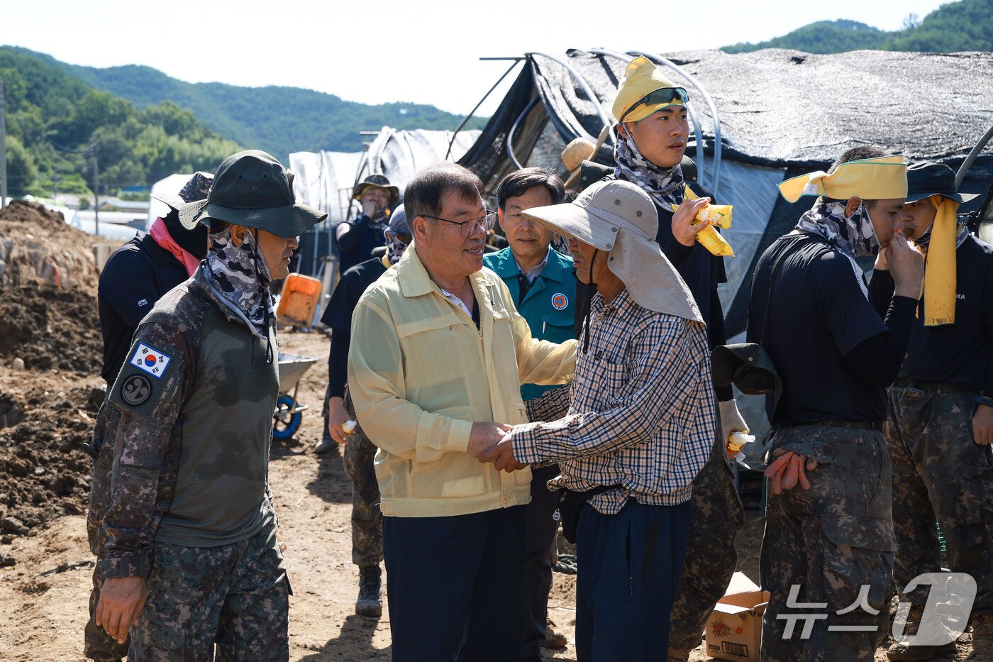 본문 이미지 - 이승화 산청군수가 지난달 30일 집중 호우 피해를 복구 중인 군 장병과 자원봉사자들을 격려하고 있다&#40;산청군 제공. 재판매 및 DB금지&#41;. 2025.7.30