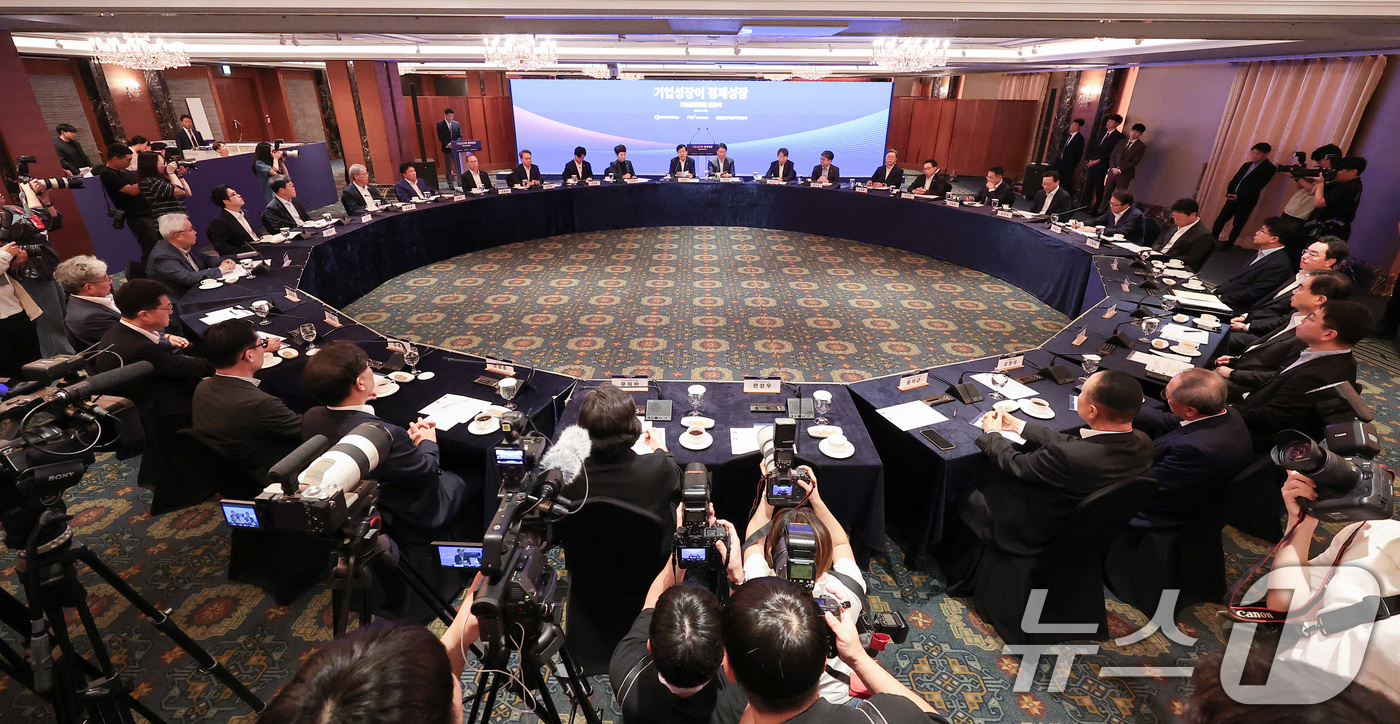 (서울=뉴스1) 김성진 기자 = 구윤철 경제부총리 겸 기획재정부 장관이 4일 오전 서울 중구 소공동 롯데호텔에서 열린 대한상의 기업성장포럼 출범식에서 인사말을 하고 있다. 2025 …