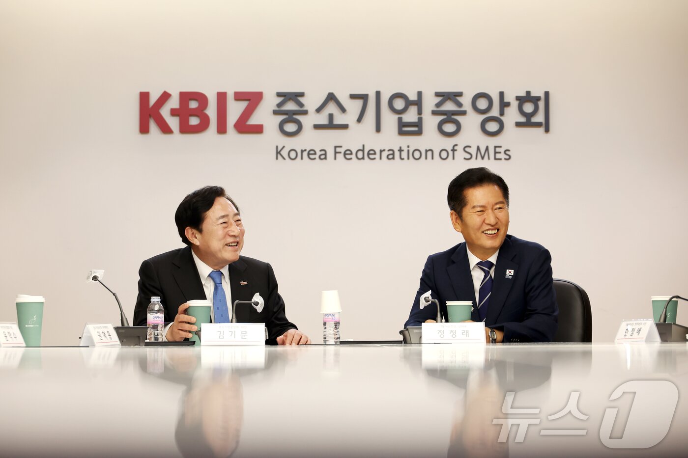 본문 이미지 - 중소기업중앙회는 4일 오전 서울 여의도에서 &#39;정청래 더불어민주당 당대표 중소기업인과 함께하는 정책 간담회&#39;를 개최했다. 김기문 회장 &#40;중기중앙회 제공&#41;