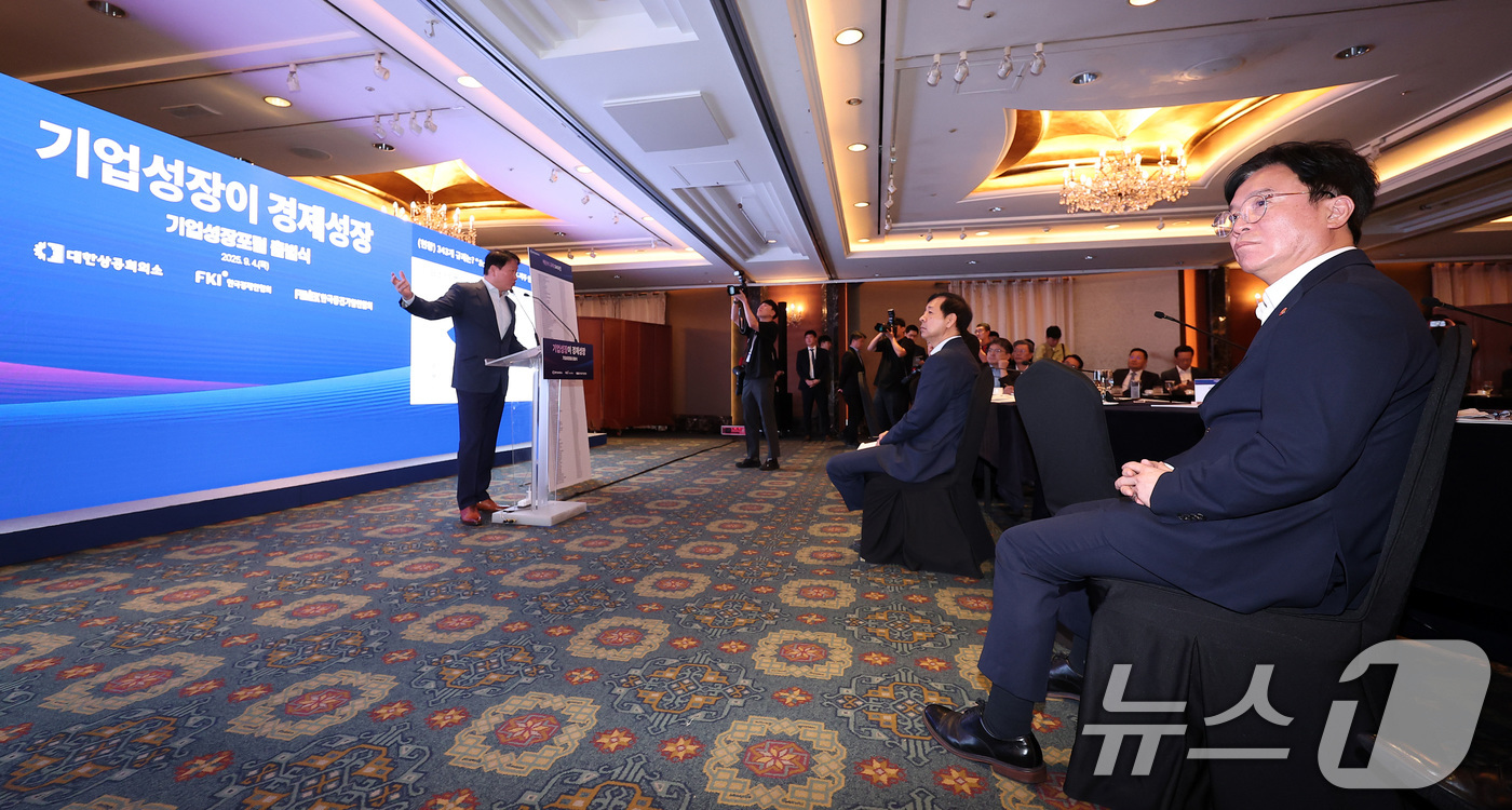 (서울=뉴스1) 김성진 기자 = 구윤철 경제부총리 겸 기획재정부 장관과 김영훈 고용노동부 장관이 4일 오전 서울 중구 소공동 롯데호텔에서 열린 대한상의 기업성장포럼 출범식에서 최태 …