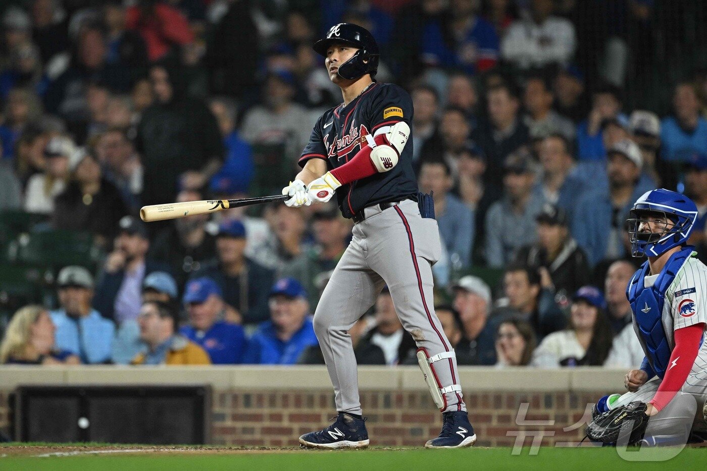 본문 이미지 - 애틀랜타 브레이브스 내야수 김하성&#40;왼쪽&#41;이 4일&#40;한국시간&#41; 열린 2025 메이저리그 시카고 컵스전에서 7회초 역전 3점 홈런을 터뜨렸다. ⓒ AFP=뉴스1