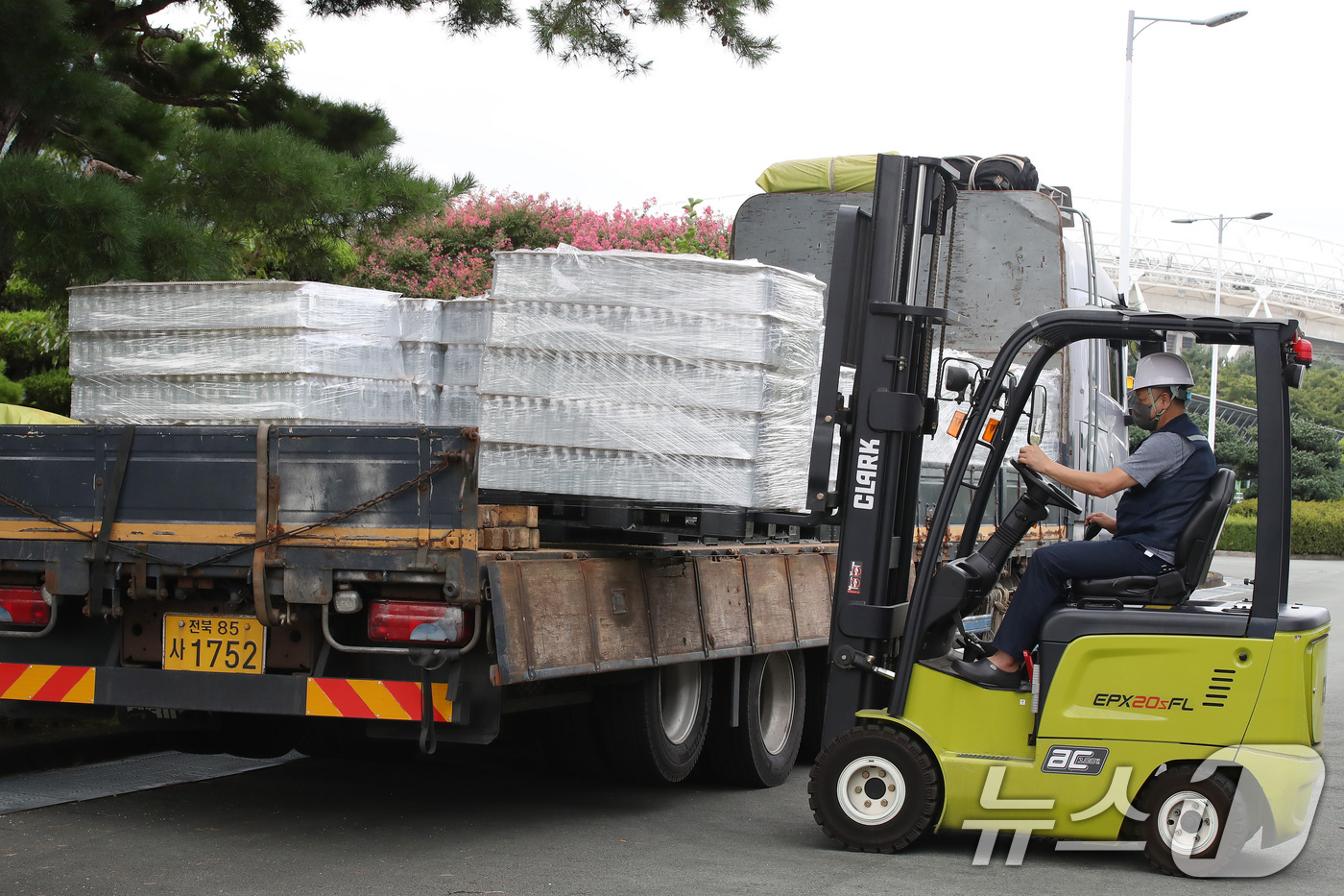 (대구=뉴스1) 공정식 기자 = 4일 오전 대구 수성구 노변동 대구시상수도사업본부 고산정수사업소에서 사업소 관계자들이 강릉 가뭄 극복을 지원하기 위한 청라수를 운반 차량에 싣고 있 …