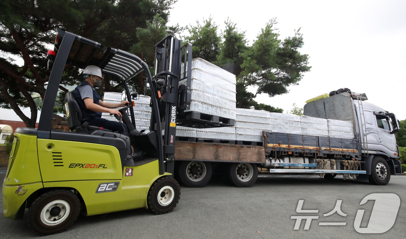 (대구=뉴스1) 공정식 기자 = 4일 오전 대구 수성구 노변동 대구시상수도사업본부 고산정수사업소에서 사업소 관계자들이 강릉 가뭄 극복을 지원하기 위한 청라수를 운반 차량에 싣고 있 …