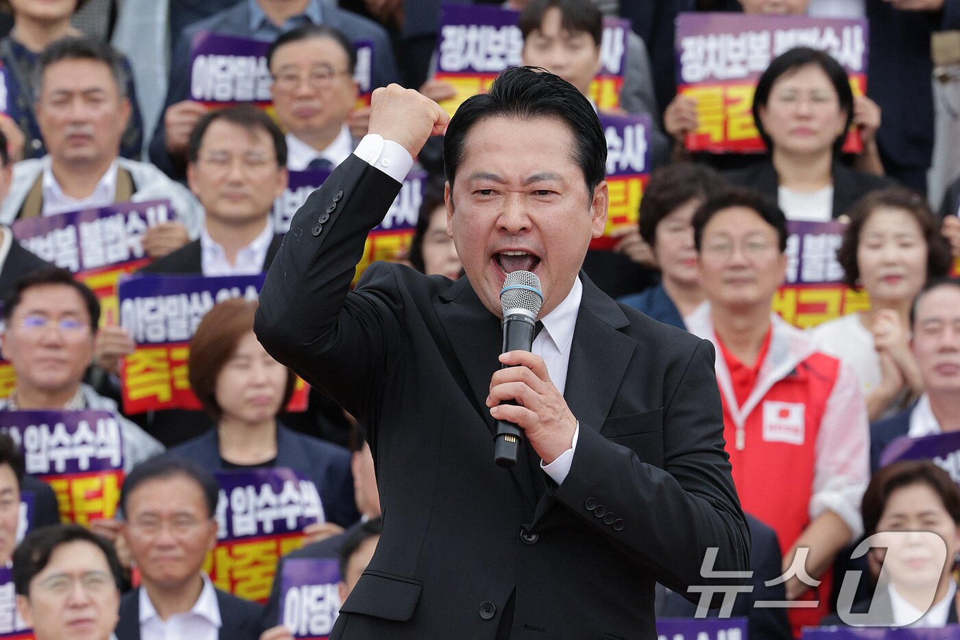 본문 이미지 - 장동혁 국민의힘 대표가 4일 오전 서울 여의도 국회 본청 계단에서 열린 야당말살 정치탄압 특검수사 규탄대회에서 발언하고 있다. 2025.9.4/뉴스1 ⓒ News1 신웅수 기자