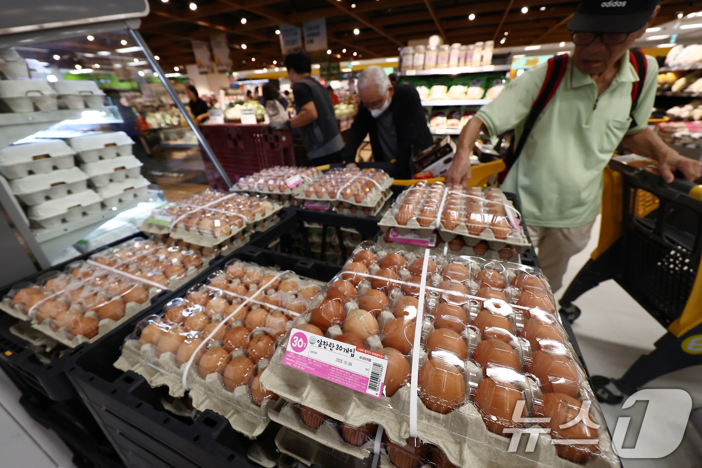 (서울=뉴스1) 김민지 기자 = 계란 한 판 가격이 넉 달째 7천 원을 넘어서면서 장바구니 부담이 가중되고 있다.4일 한국농수산식품유통공사(KAMIS)에 따르면 계란(특란) 30개 …