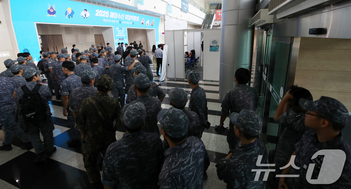 (부산=뉴스1) 윤일지 기자 = 4일 부산 해운대구 벡스코 제2전시장에서 열린 '2025 해양수산 취업박람회'에서 해군 장병들이 입장을 기다리고 있다. 2025.9.4/뉴스1
