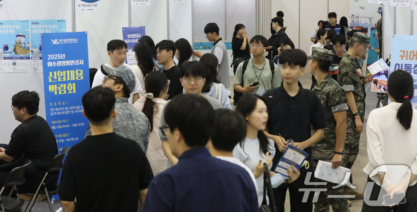 (부산=뉴스1) 윤일지 기자 = 4일 부산 해운대구 벡스코 제2전시장에서 열린 '2025 해양수산 취업박람회'에서 구직자들이 채용 상담을 받고 있다. 2025.9.4/뉴스1