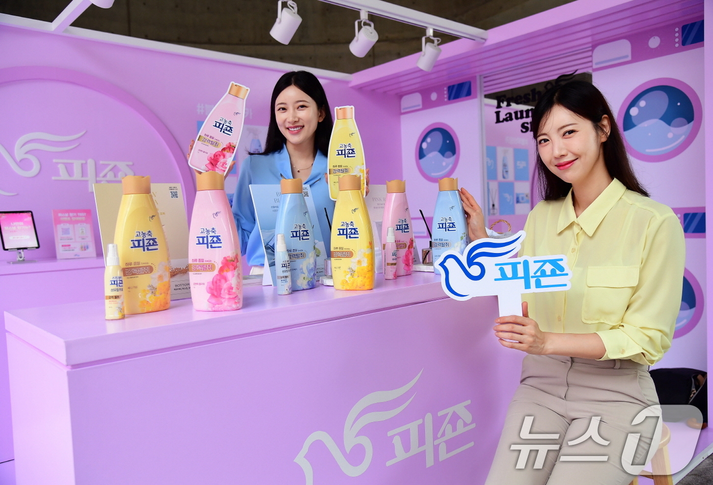 (서울=뉴스1) = 종합생활용품 전문기업 피죤이 4일 ‘2026 S/S 서울패션위크’가 진행되는 서울 중구 동대문디자인플라자에서 팝업스토어를 열었다.팝업 현장에서 모델들이 제품을 …