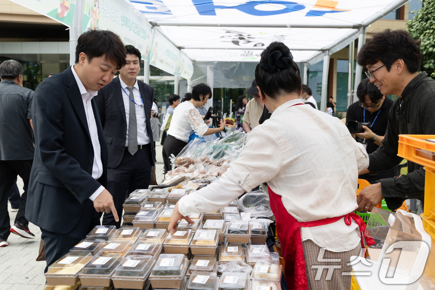 (서울=뉴스1) 이승배 기자 = 이준석 개혁신당 대표가 4일 서울 여의도 국회 소통관 앞에서 열린 화성 로컬푸드 직거래 국회 판매행사장을 찾아 떡을 살펴보고 있다. 2025.9.4 …