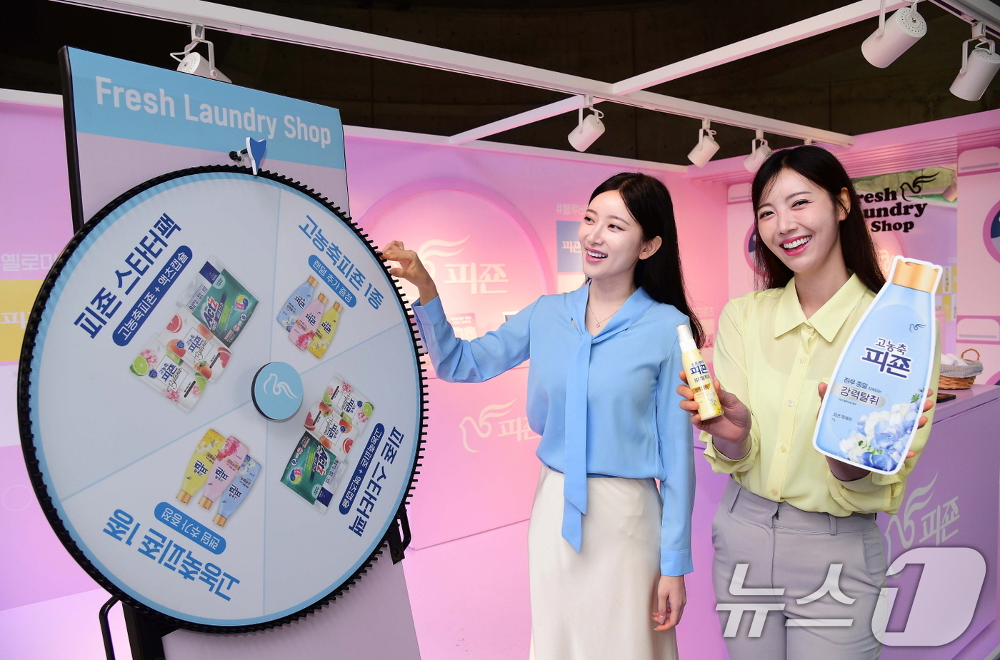 (서울=뉴스1) = 종합생활용품 전문기업 피죤이 4일 ‘2026 S/S 서울패션위크’가 진행되는 서울 중구 동대문디자인플라자에서 팝업스토어를 열었다.팝업 현장에서 모델들이 제품을 …