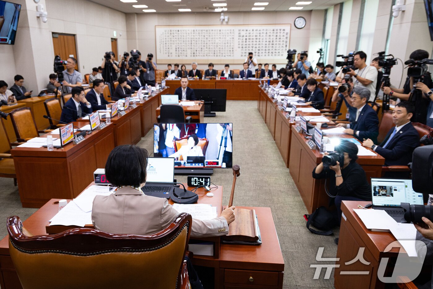 본문 이미지 - 추미애 국회 법제사법위원장이 4일 서울 여의도 국회에서 열린 제429회 국회&#40;정기회&#41; 법제사법위원회 제2차 전체회의에서 의사봉을 두드리고 있다. 2025.9.4/뉴스1 ⓒ News1 유승관 기자
