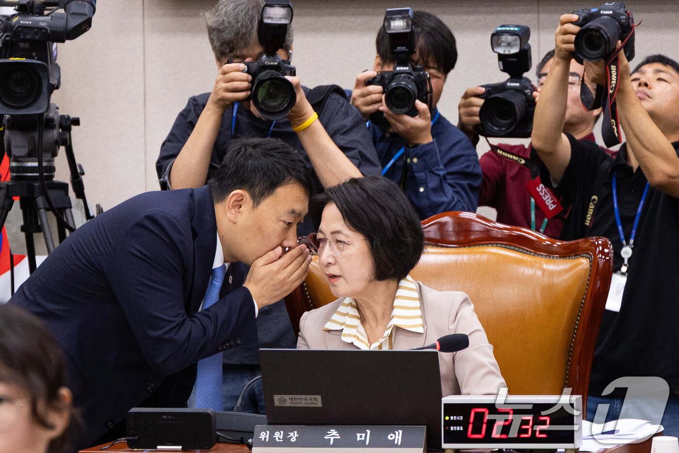 본문 이미지 - 추미애 국회 법제사법위원장과 김용민 더불어민주당 간사가 4일 서울 여의도 국회에서 열린 제429회 국회&#40;정기회&#41; 법제사법위원회 제2차 전체회의에서 대화하고 있다. 2025.9.4/뉴스1 ⓒ News1 유승관 기자