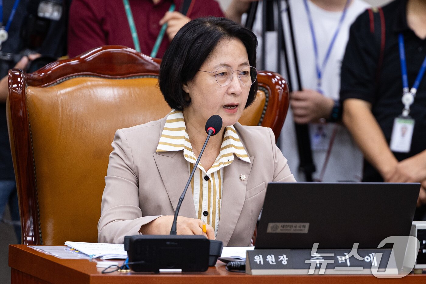 본문 이미지 - 추미애 국회 법제사법위원장이 4일 서울 여의도 국회에서 열린 제429회 국회&#40;정기회&#41; 법제사법위원회 제2차 전체회의에서 나경원 국민의힘 의원의 초선 관련 발언에 대해 사과를 요구하고 있다. 2025.9.4/뉴스1 ⓒ News1 유승관 기자
