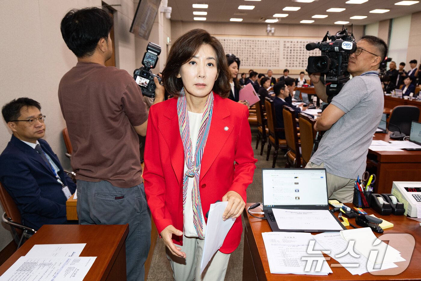 본문 이미지 - 나경원 국민의힘 의원이 4일 서울 여의도 국회에서 열린 제429회 국회&#40;정기회&#41; 법제사법위원회 제2차 전체회의 중 회의장을 나서고 있다. 2025.9.4/뉴스1 ⓒ News1 유승관 기자