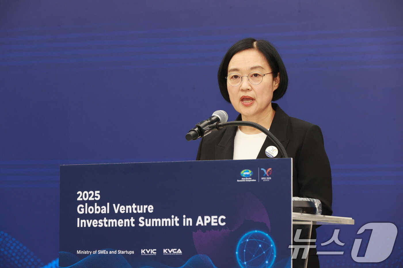본문 이미지 - 한성숙 중소벤처기업부 장관이 4일 제주국제컨벤션센터&#40;ICC&#41;에서 열린 &#39;2025 글로벌 벤처 투자 서밋 in APEC&#39;에서 환영사를 하고 있다. &#40;중소벤처기업부 제공. 재판매 및 DB 금지&#41;