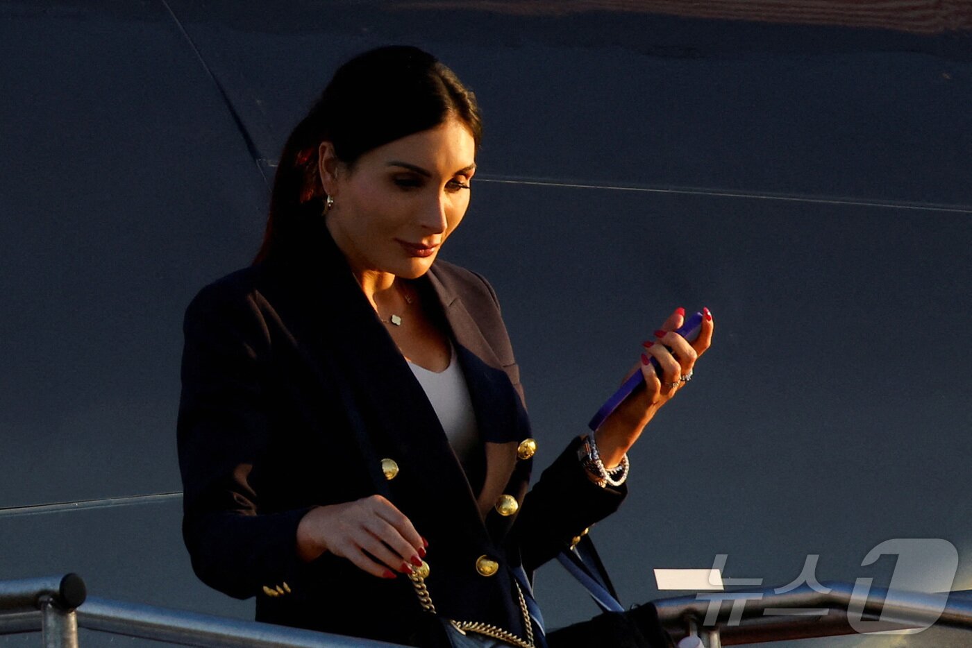 본문 이미지 - &#39;극우 인플루언서&#39; 로라 루머가 2024년 9월 10일&#40;현지시간&#41; 당시 공화당 대통령 후보이던 도널드 트럼프 미국 대통령과 민주당 대통령 후보이던 카멀라 해리스 부통령 간의 토론에 앞서 펜실베이니아주 필라델피아에 도착한 모습. 2024.09.10. ⓒ 로이터=뉴스1 ⓒ News1 윤다정 기자