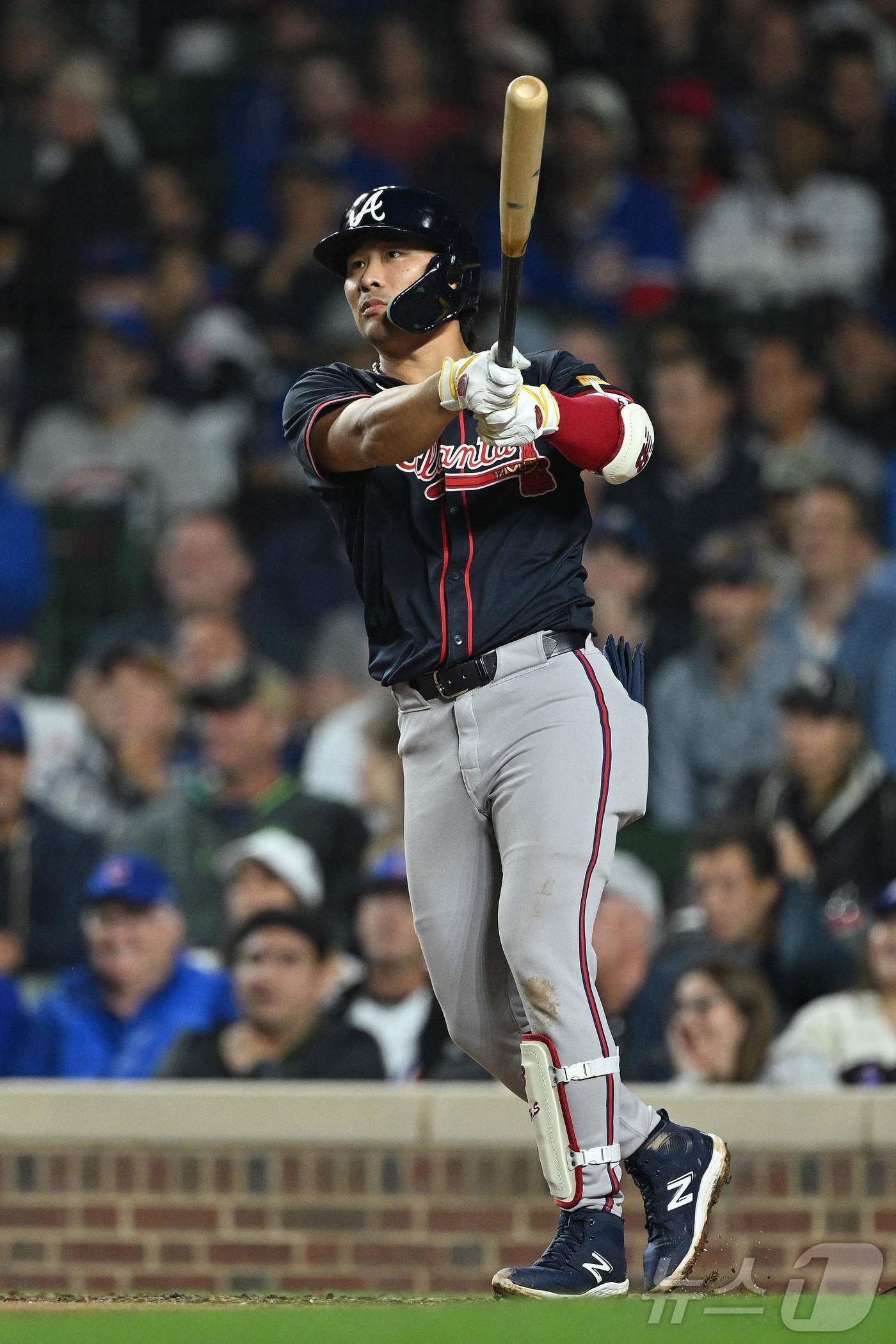 본문 이미지 - 애틀랜타 브레이브스 내야수 김하성&#40;왼쪽&#41;이 4일&#40;한국시간&#41; 열린 2025 메이저리그 시카고 컵스전에서 7회초 역전 3점 홈런을 터뜨려 5-1 승리를 이끌었다. ⓒ AFP=뉴스1