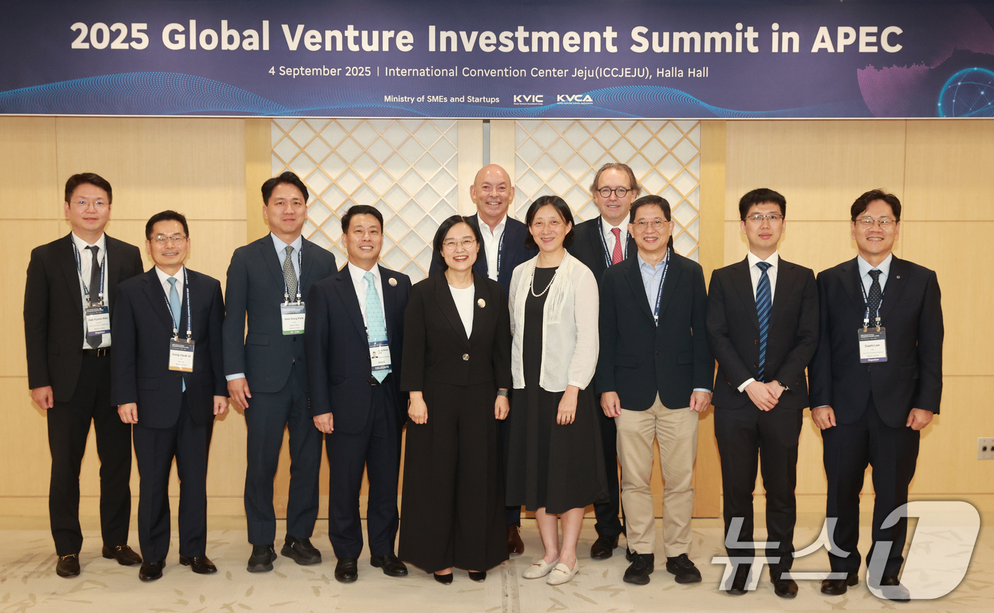 (서울=뉴스1) = 한성숙 중소벤처기업부 장관이 4일 제주국제컨벤션센터(ICC)에서 열린 '2025 글로벌 벤처 투자 서밋 in APEC'에서 참석자들과 기념 촬영을 하고 있다. …
