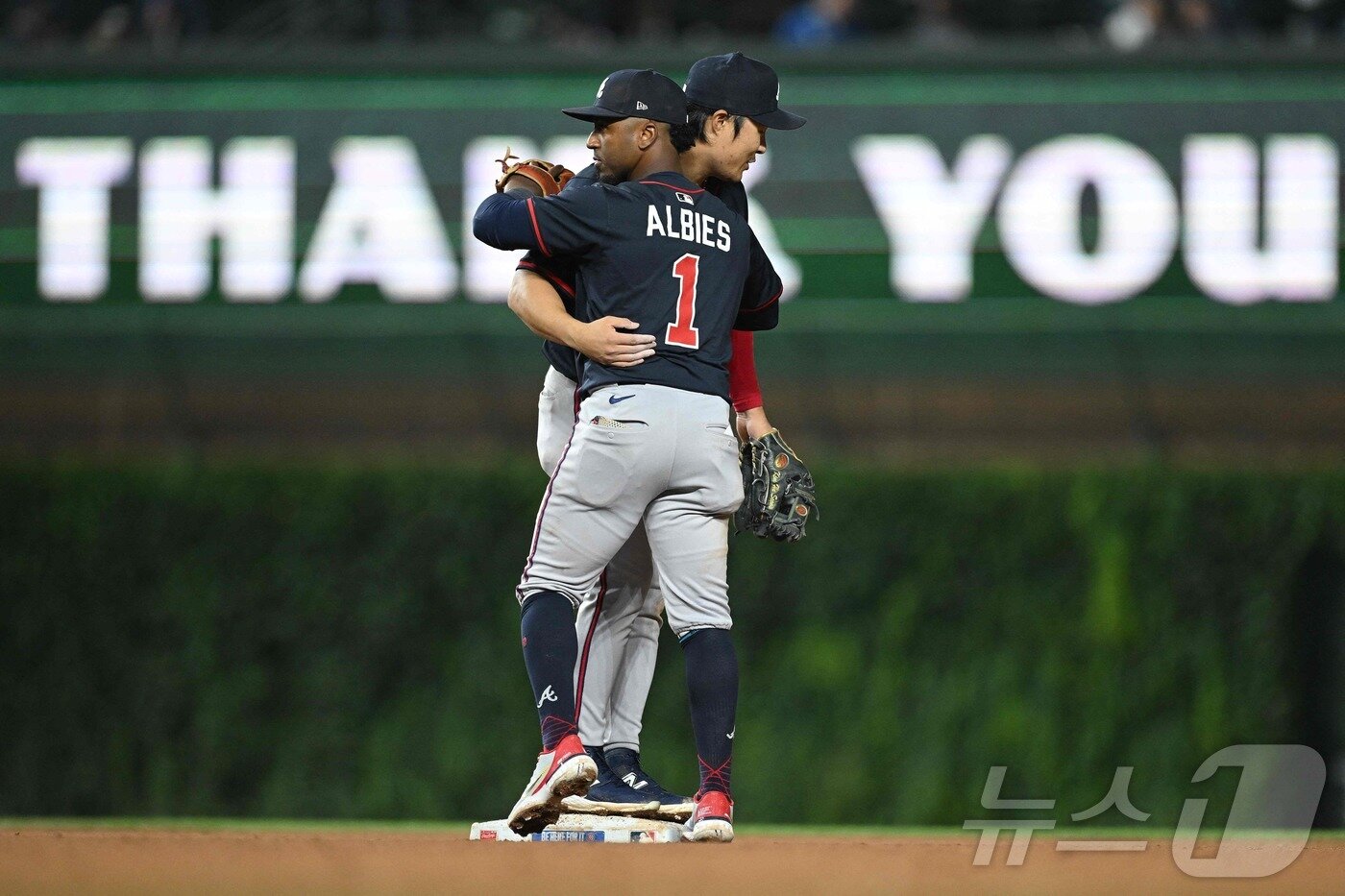 본문 이미지 - 애틀랜타 브레이브스 내야수 김하성&#40;왼쪽&#41;이 4일&#40;한국시간&#41; 열린 2025 메이저리그 시카고 컵스전에서 7회초 역전 3점 홈런을 터뜨려 5-1 승리를 이끌었다. ⓒ AFP=뉴스1