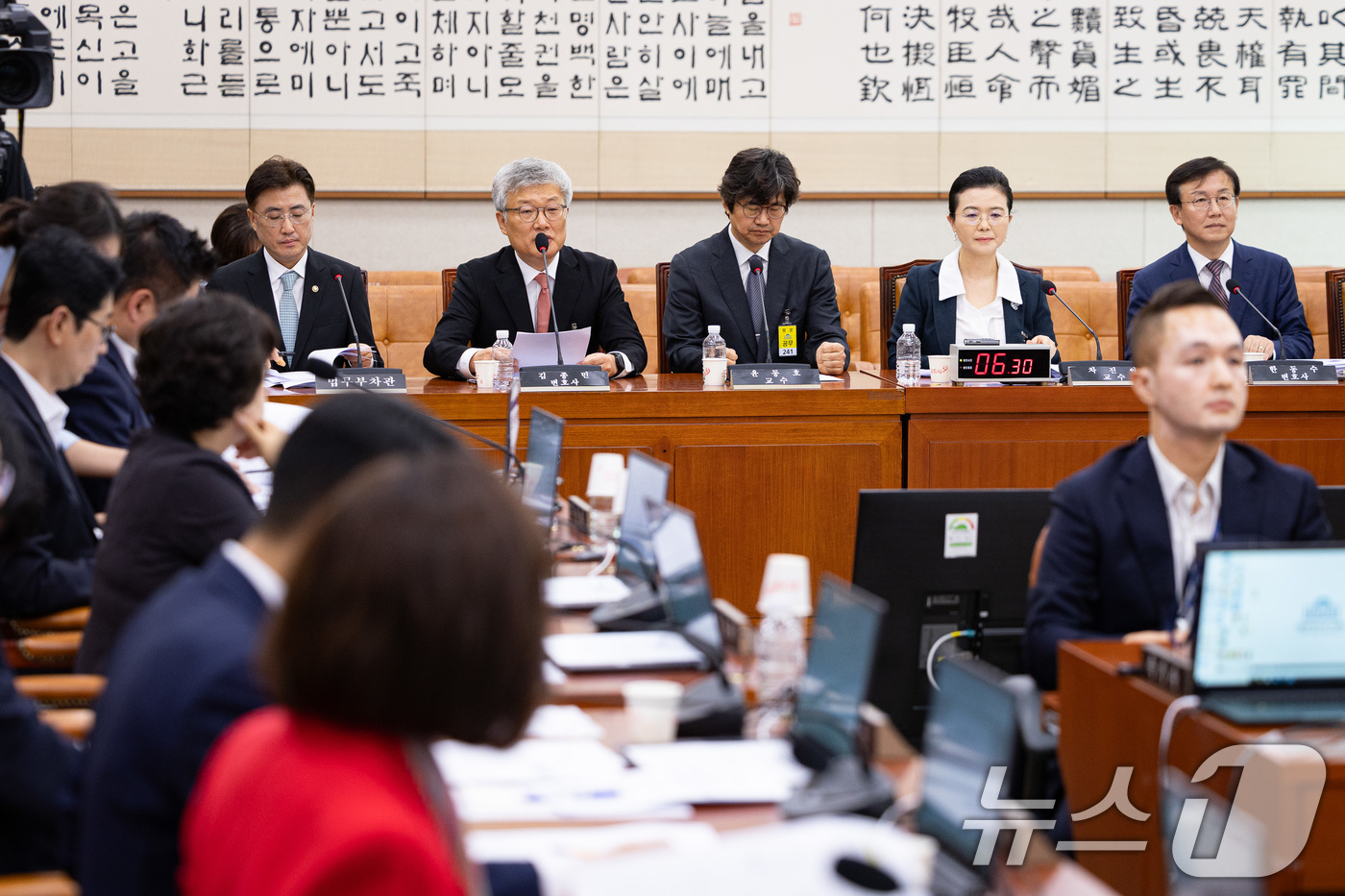 (서울=뉴스1) 유승관 기자 = 김종민 변호사(왼쪽 두 번째)가 4일 서울 여의도 국회에서 열린 제429회 국회(정기회) 법제사법위원회 제2차 전체회의 '검찰개혁 공청회'에서 진술 …