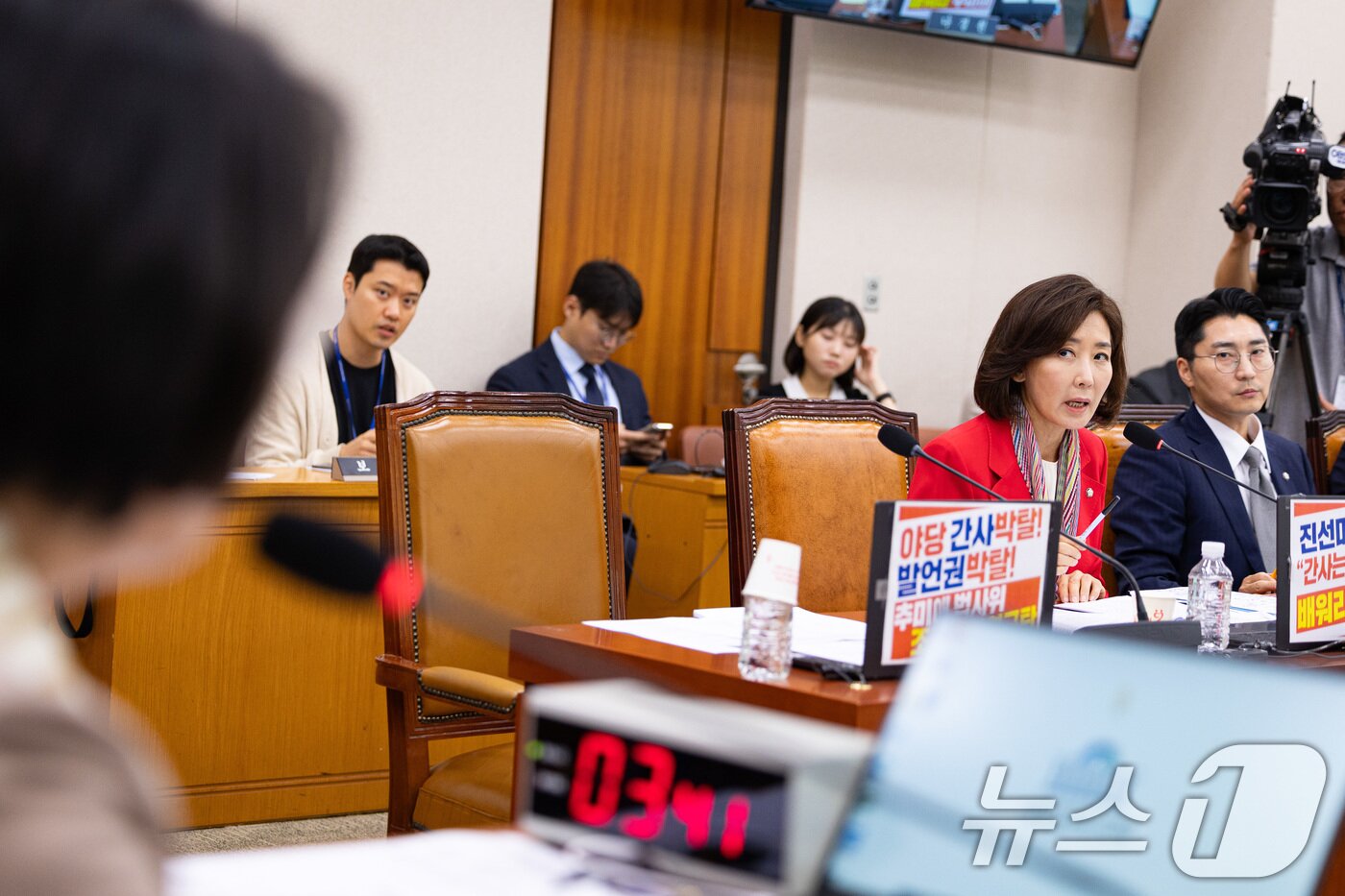 본문 이미지 - 나경원 국민의힘 의원이 4일 서울 여의도 국회에서 열린 제429회 국회&#40;정기회&#41; 법제사법위원회 제2차 전체회의에서 검찰개혁 공청회 관련 질의 중 추미애 법사위원장에게 항의하고 있다. 2025.9.4/뉴스1 ⓒ News1 유승관 기자
