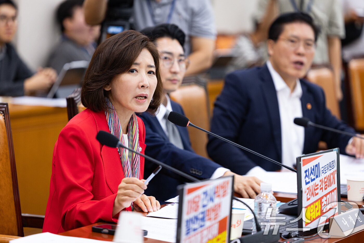 본문 이미지 - 나경원 국민의힘 의원이 4일 서울 여의도 국회에서 열린 제429회 국회&#40;정기회&#41; 법제사법위원회 제2차 전체회의에서 검찰개혁 공청회 관련 질의 중 추미애 법사위원장에게 항의하고 있다. 2025.9.4/뉴스1 ⓒ News1 유승관 기자