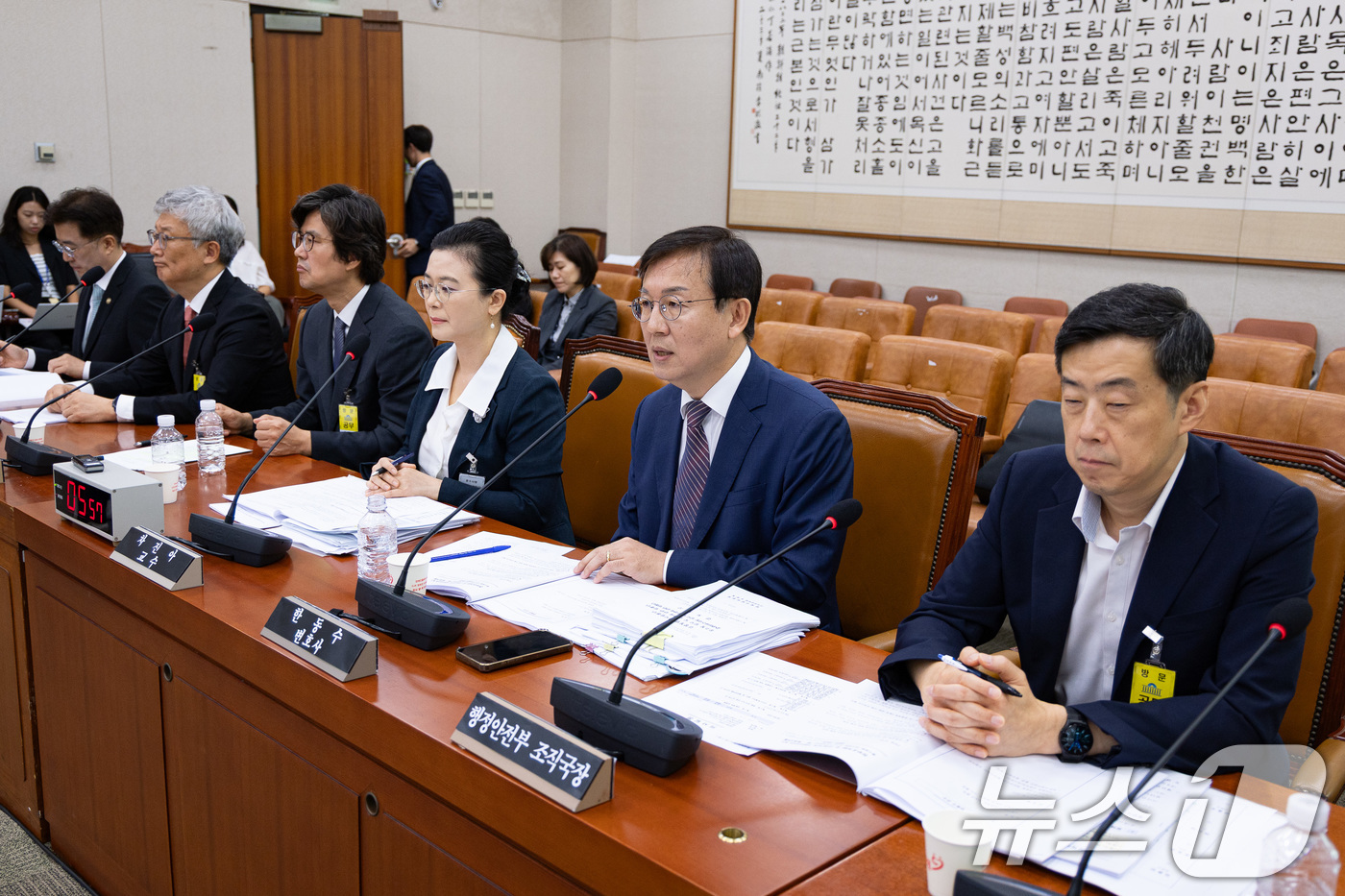 (서울=뉴스1) 유승관 기자 = 한동수 변호사(오른쪽 두 번째)가 4일 서울 여의도 국회에서 열린 제429회 국회(정기회) 법제사법위원회 제2차 전체회의 '검찰개혁 공청회'에서 진 …