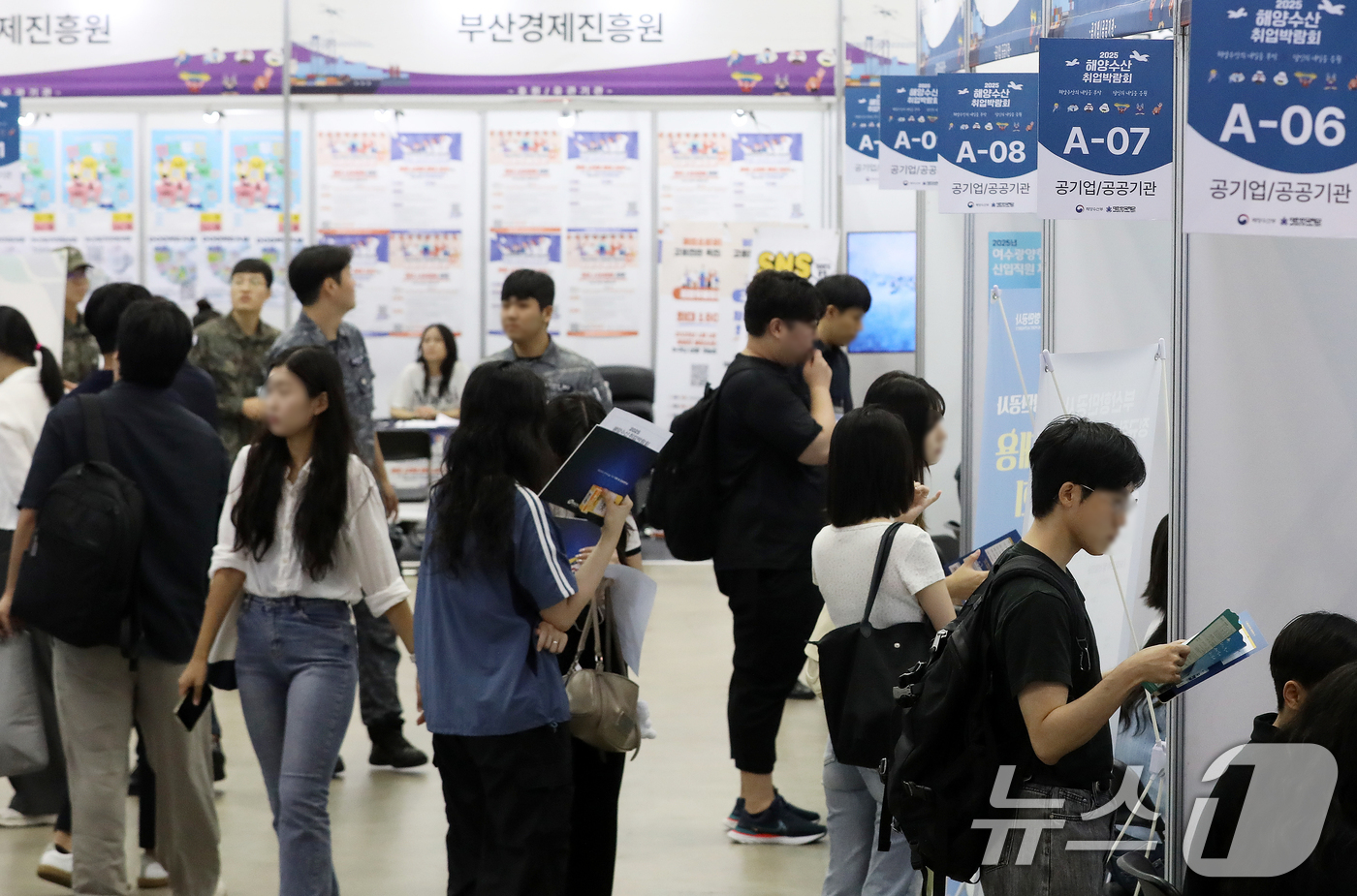 (부산=뉴스1) 윤일지 기자 = 4일 부산 해운대구 벡스코 제2전시장에서 열린 '2025 해양수산 취업박람회'에서 구직자들이 채용 상담을 받고 있다. 2025.9.4/뉴스1