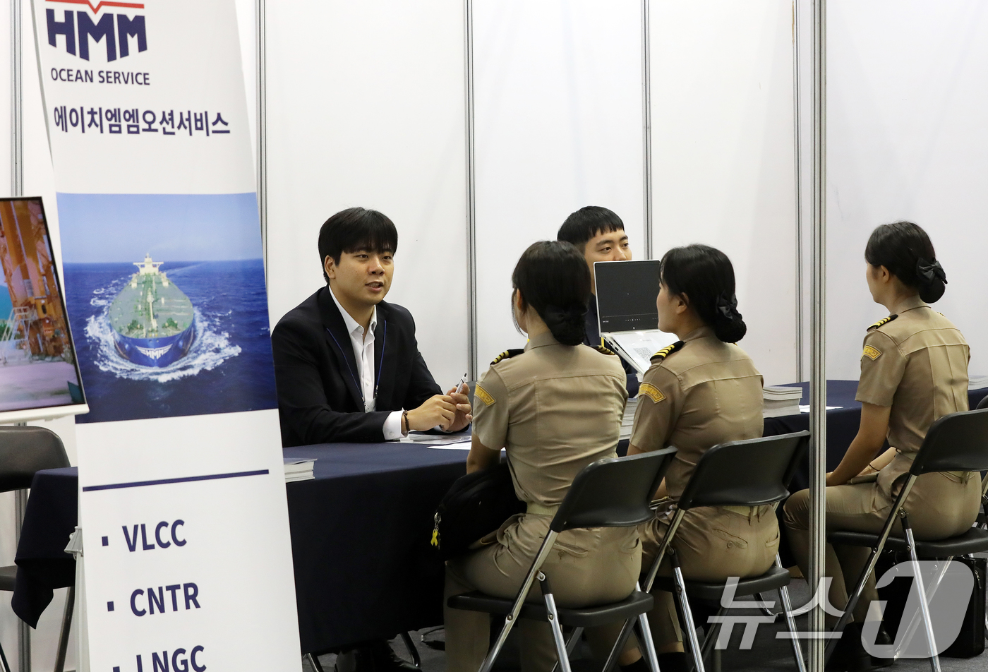 (부산=뉴스1) 윤일지 기자 = 4일 부산 해운대구 벡스코 제2전시장에서 열린 '2025 해양수산 취업박람회'에서 구직자들이 에이치엠엠오션서비스 부스를 찾아 채용 상담을 받고 있다 …