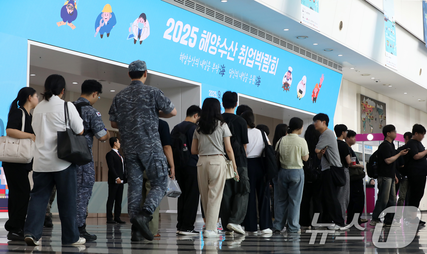 (부산=뉴스1) 윤일지 기자 = 4일 부산 해운대구 벡스코 제2전시장에서 열린 '2025 해양수산 취업박람회'가 구직자들로 붐비고 있다.  2025.9.4/뉴스1
