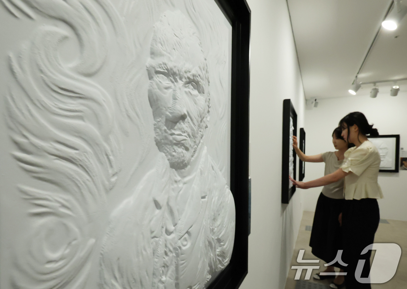 (서울=뉴스1) 장수영 기자 = 4일 서울 종로구 한국장애인문화예술원 이음갤러리에서 열린 시각장애인을 위한 어두운 미술관 '감각; 예술을 만나는 또 다른 방법' 전시에서 관계자들이 …