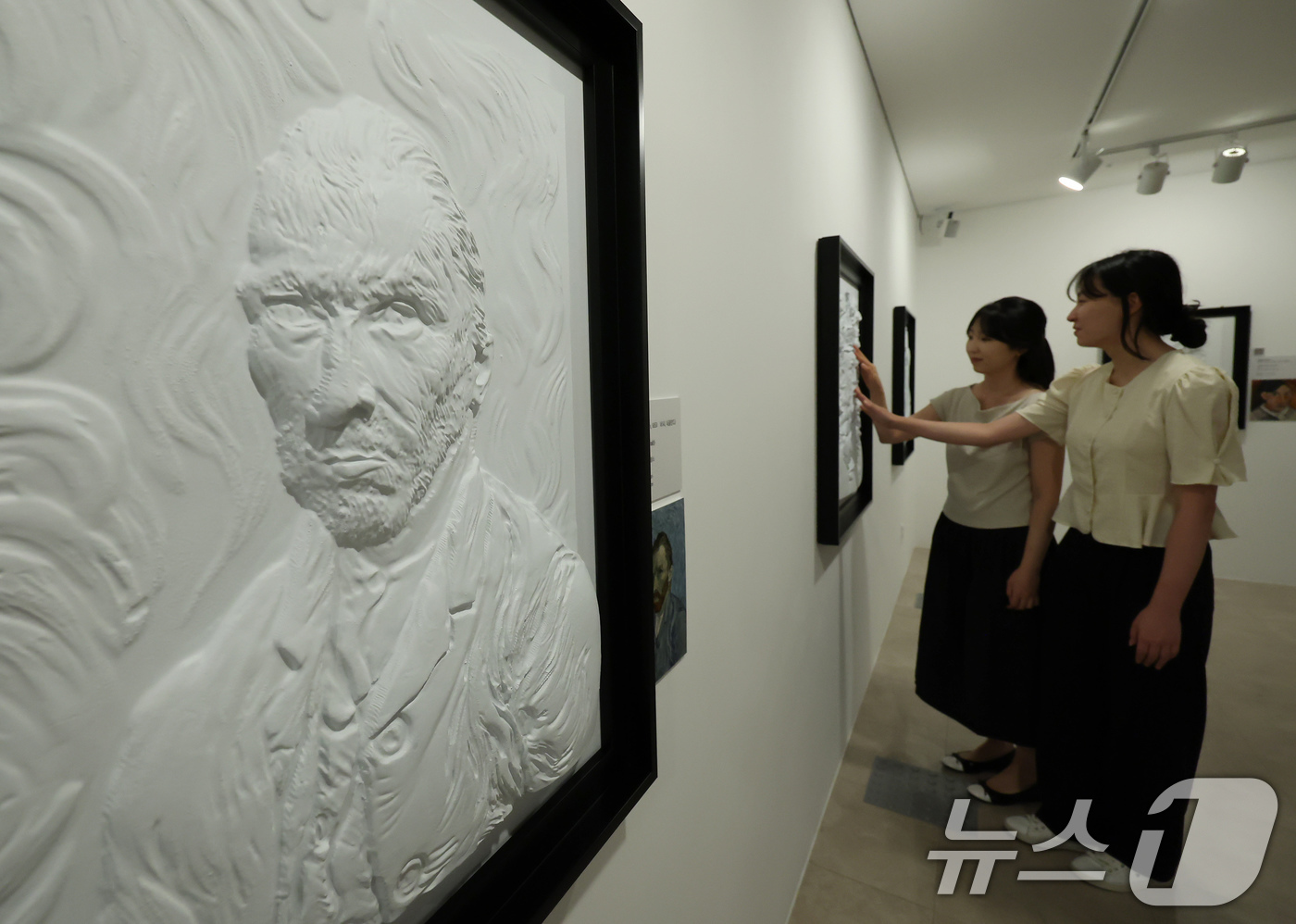 (서울=뉴스1) 장수영 기자 = 4일 서울 종로구 한국장애인문화예술원 이음갤러리에서 열린 시각장애인을 위한 어두운 미술관 '감각; 예술을 만나는 또 다른 방법' 전시에서 관계자들이 …