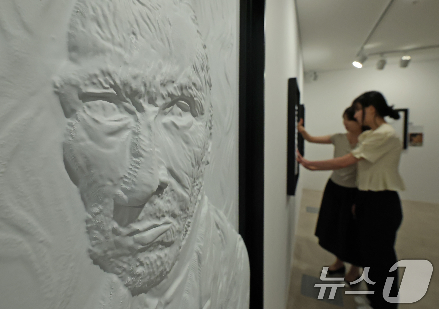 (서울=뉴스1) 장수영 기자 = 4일 서울 종로구 한국장애인문화예술원 이음갤러리에서 열린 시각장애인을 위한 어두운 미술관 '감각; 예술을 만나는 또 다른 방법' 전시에서 관계자들이 …